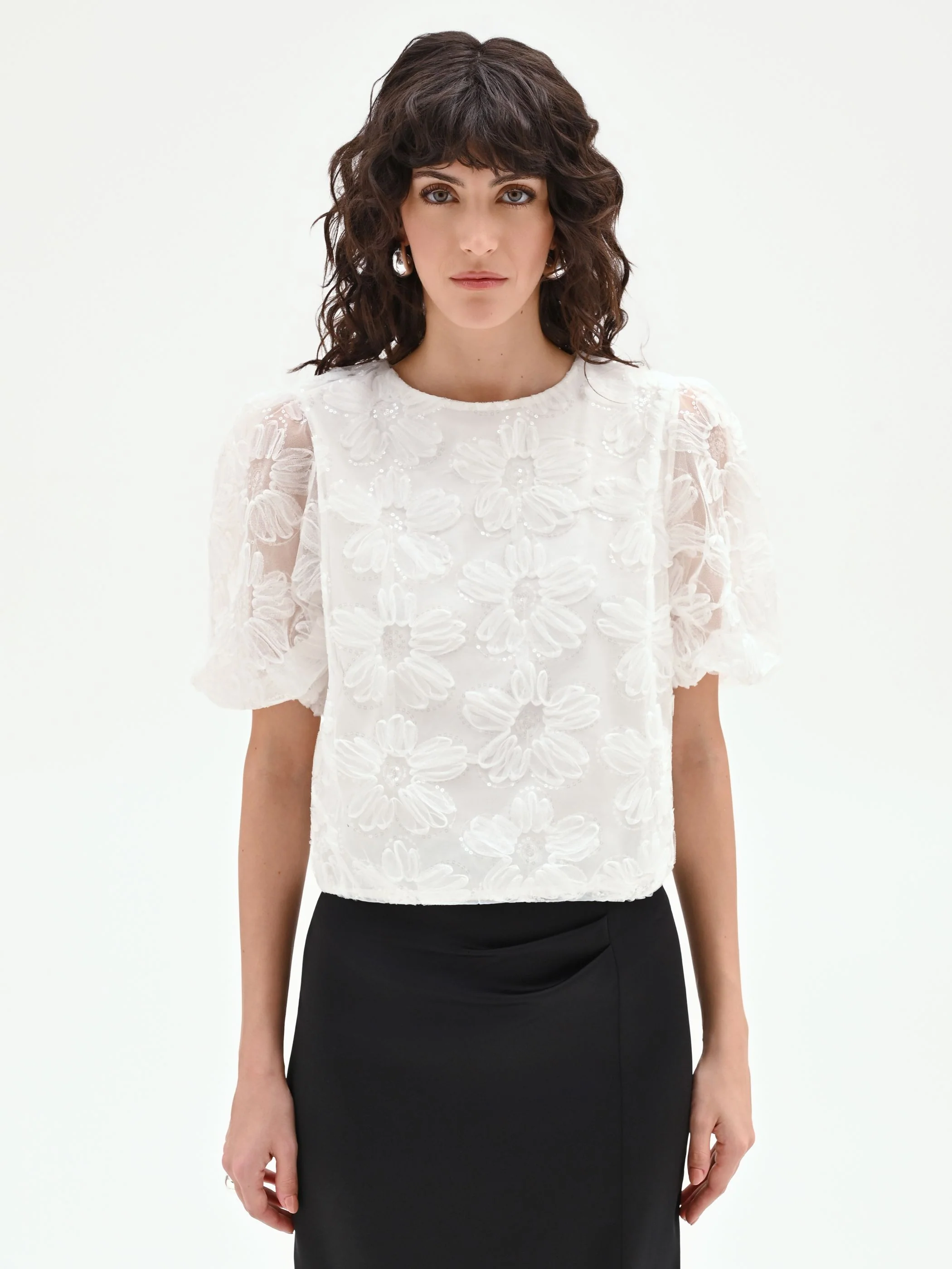 Blusa bianca in organza con maxi fiori applicati - Image 3