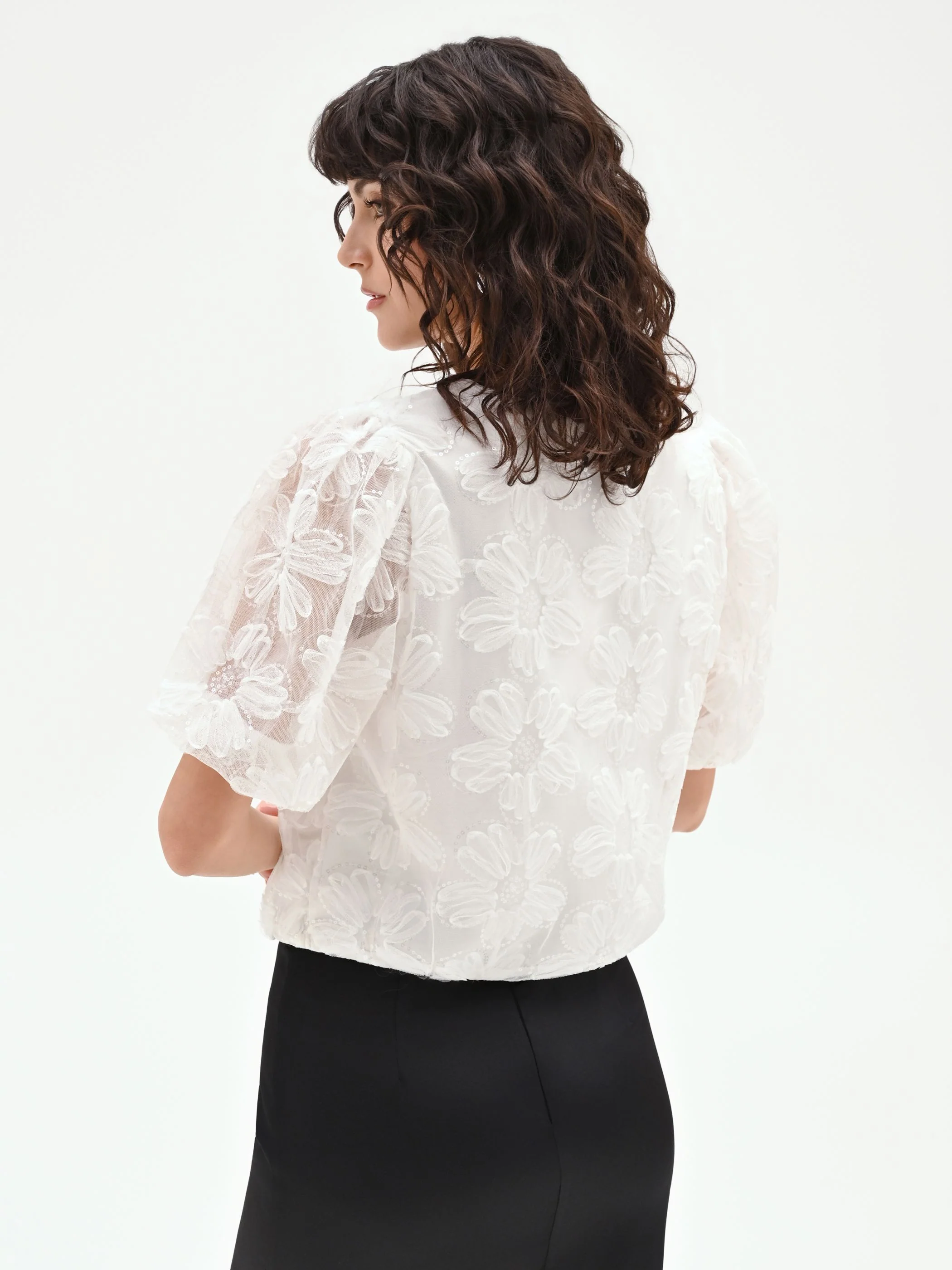 Blusa bianca in organza con maxi fiori applicati - Image 4