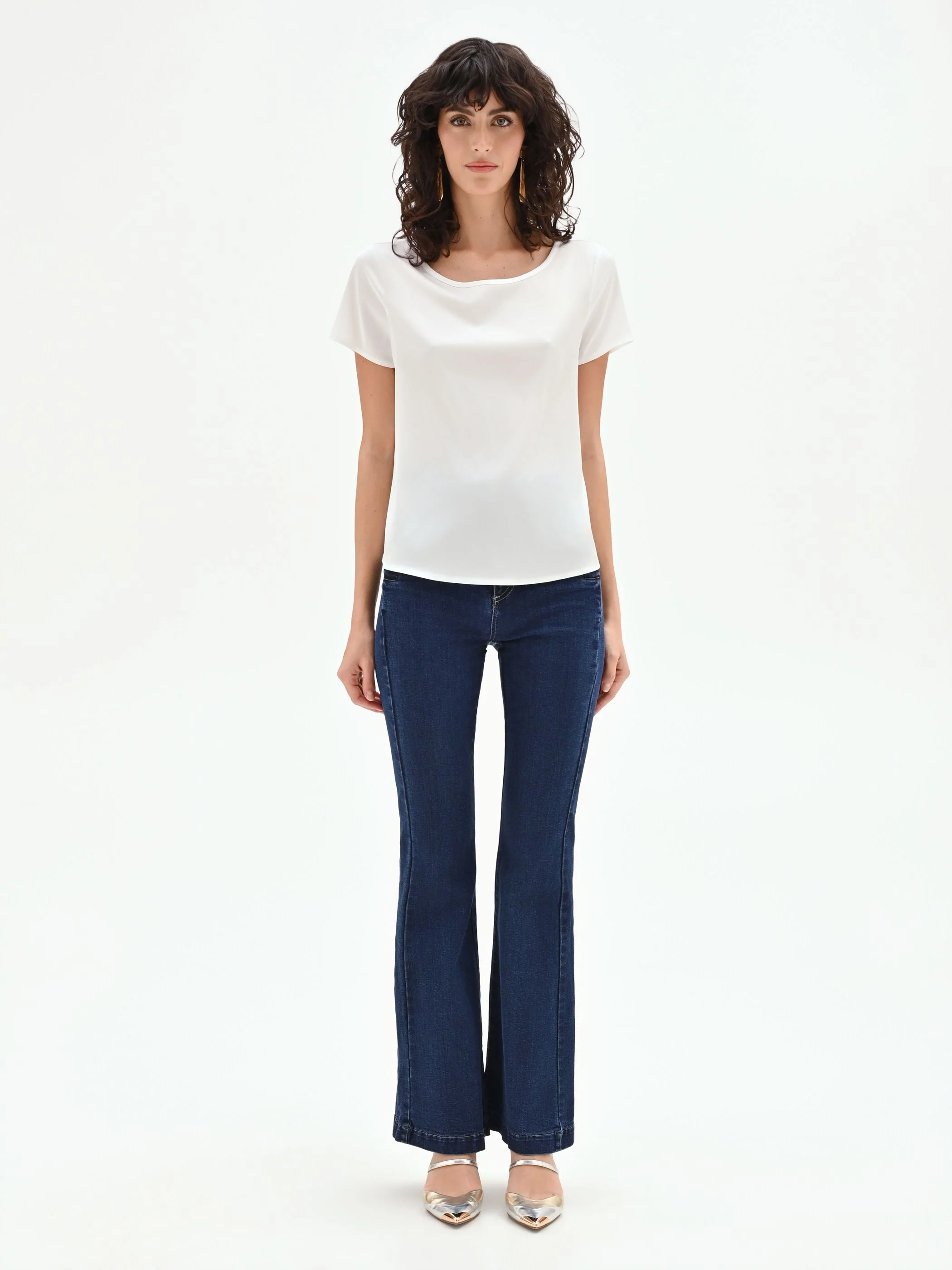 Blusa bianca in raso con scollo a barchetta
