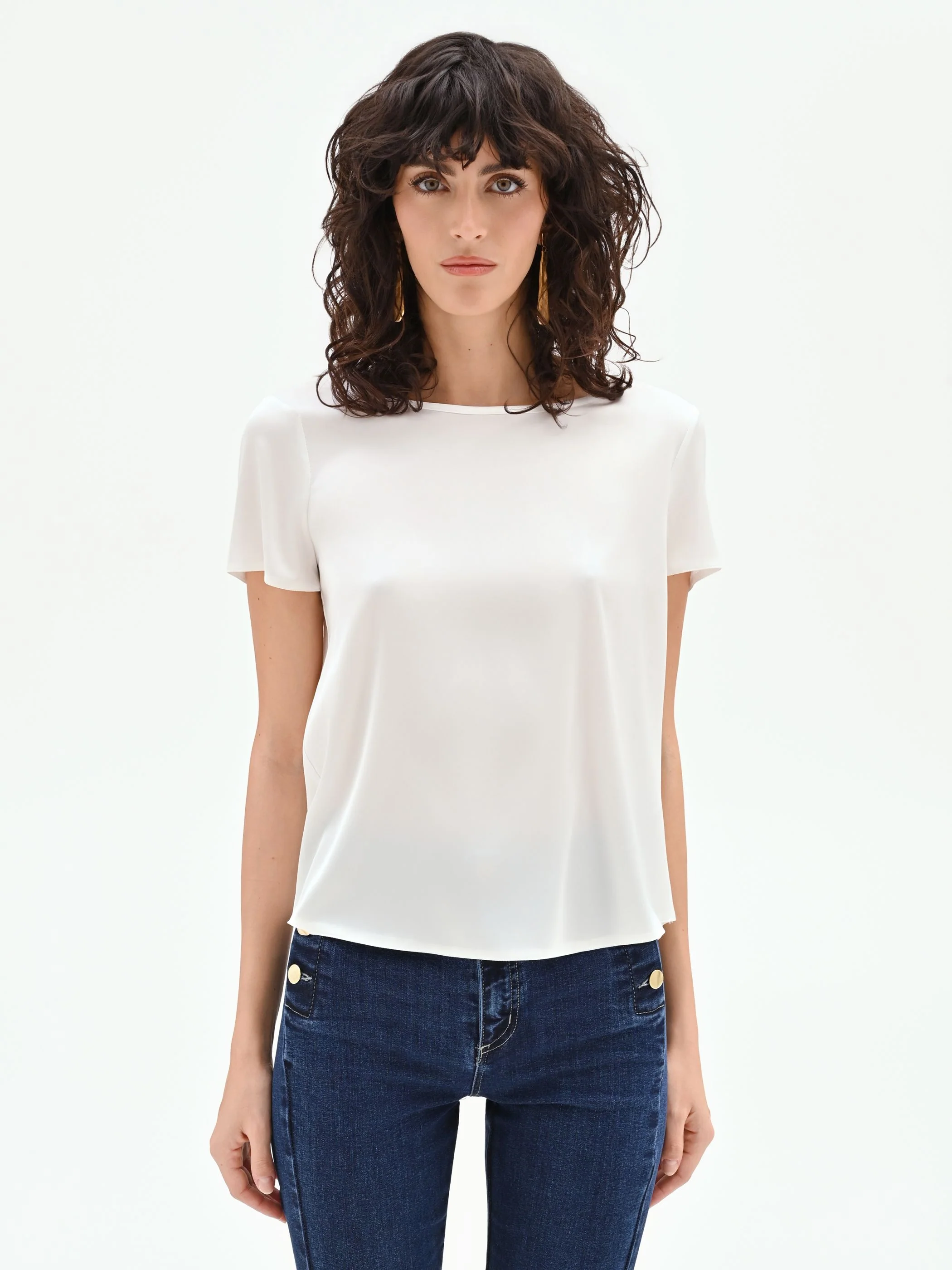 Blusa bianca in raso con scollo a barchetta - Image 2