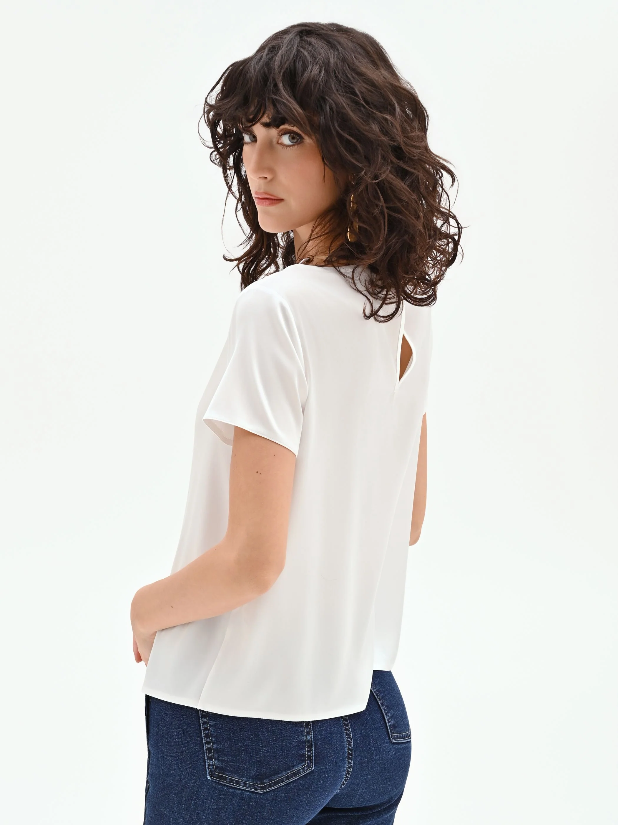 Blusa bianca in raso con scollo a barchetta - Image 3