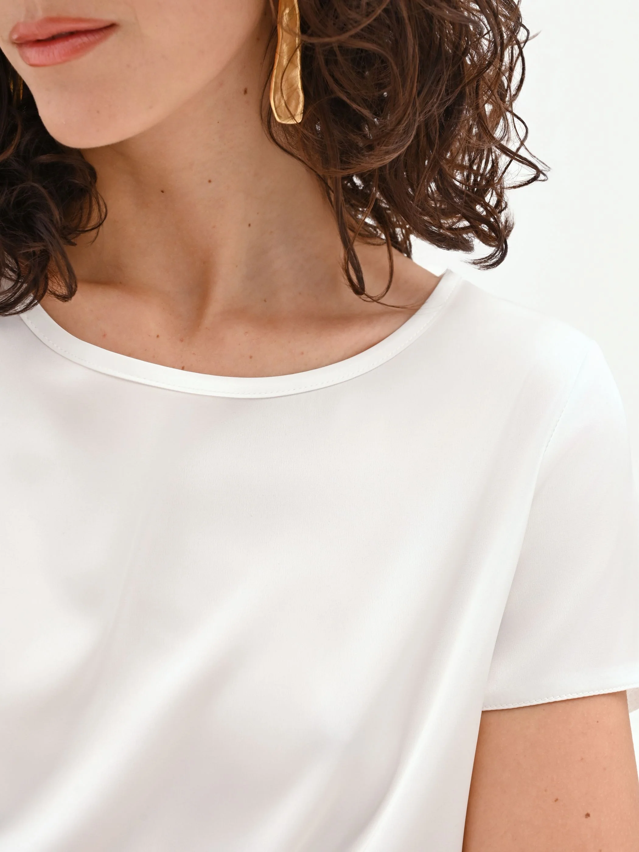 Blusa bianca in raso con scollo a barchetta - Image 4