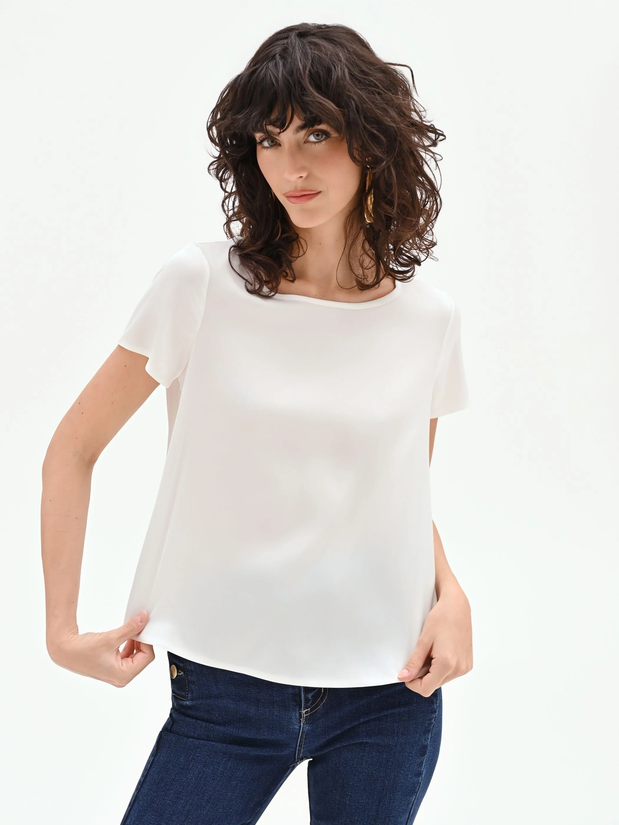 Blusa bianca in raso con scollo a barchetta - Image 5