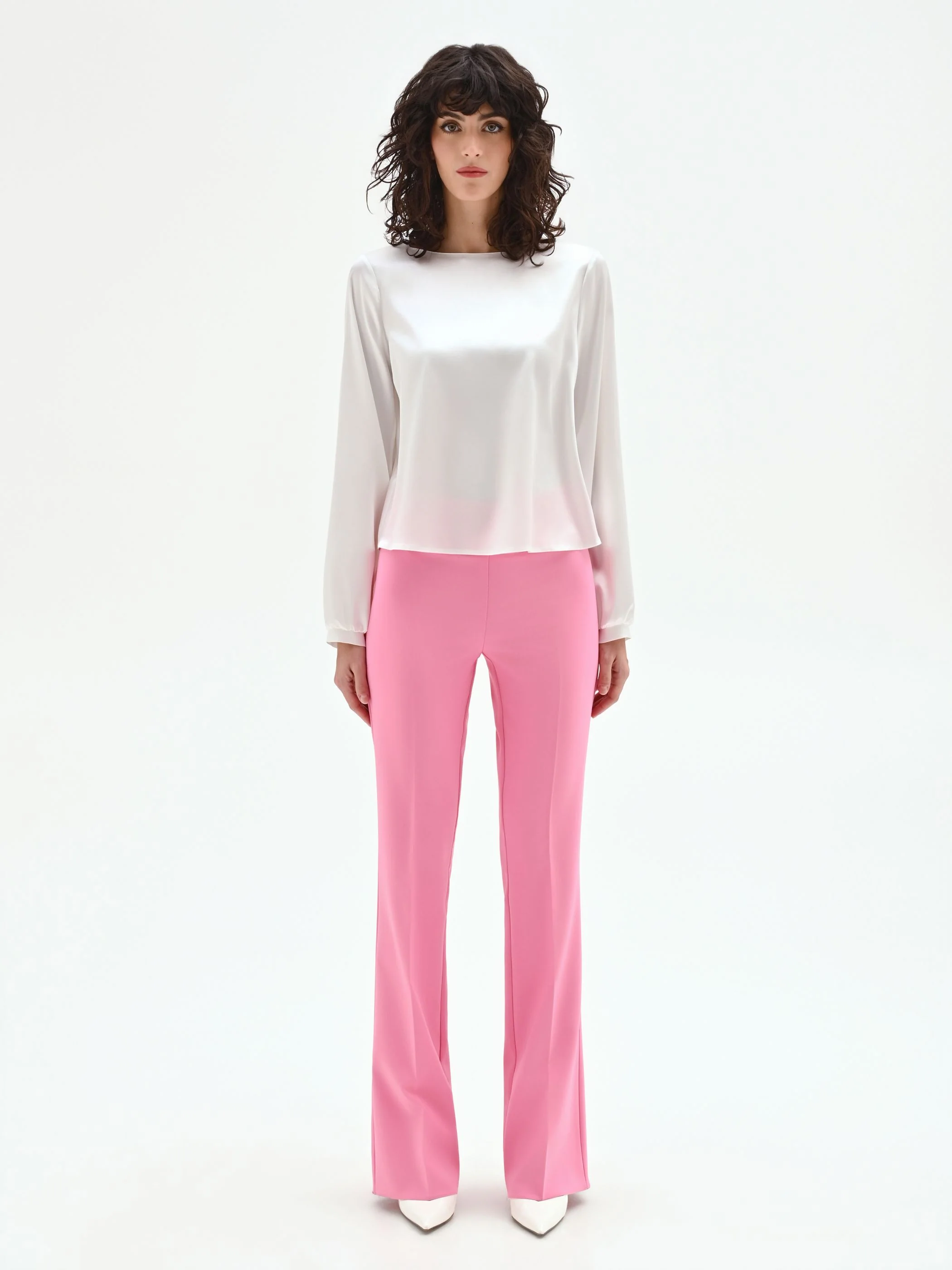 Blusa bianca in raso con scollo a barchetta