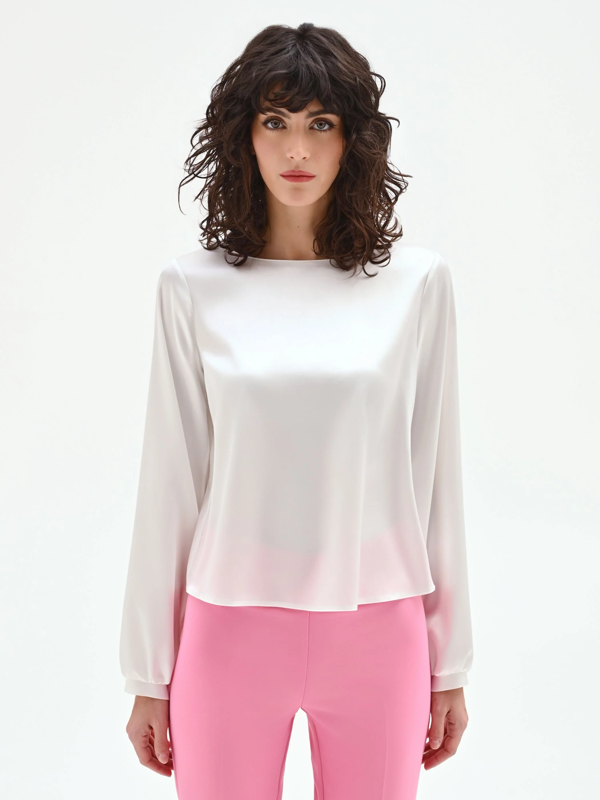 Blusa bianca in raso con scollo a barchetta - Image 2