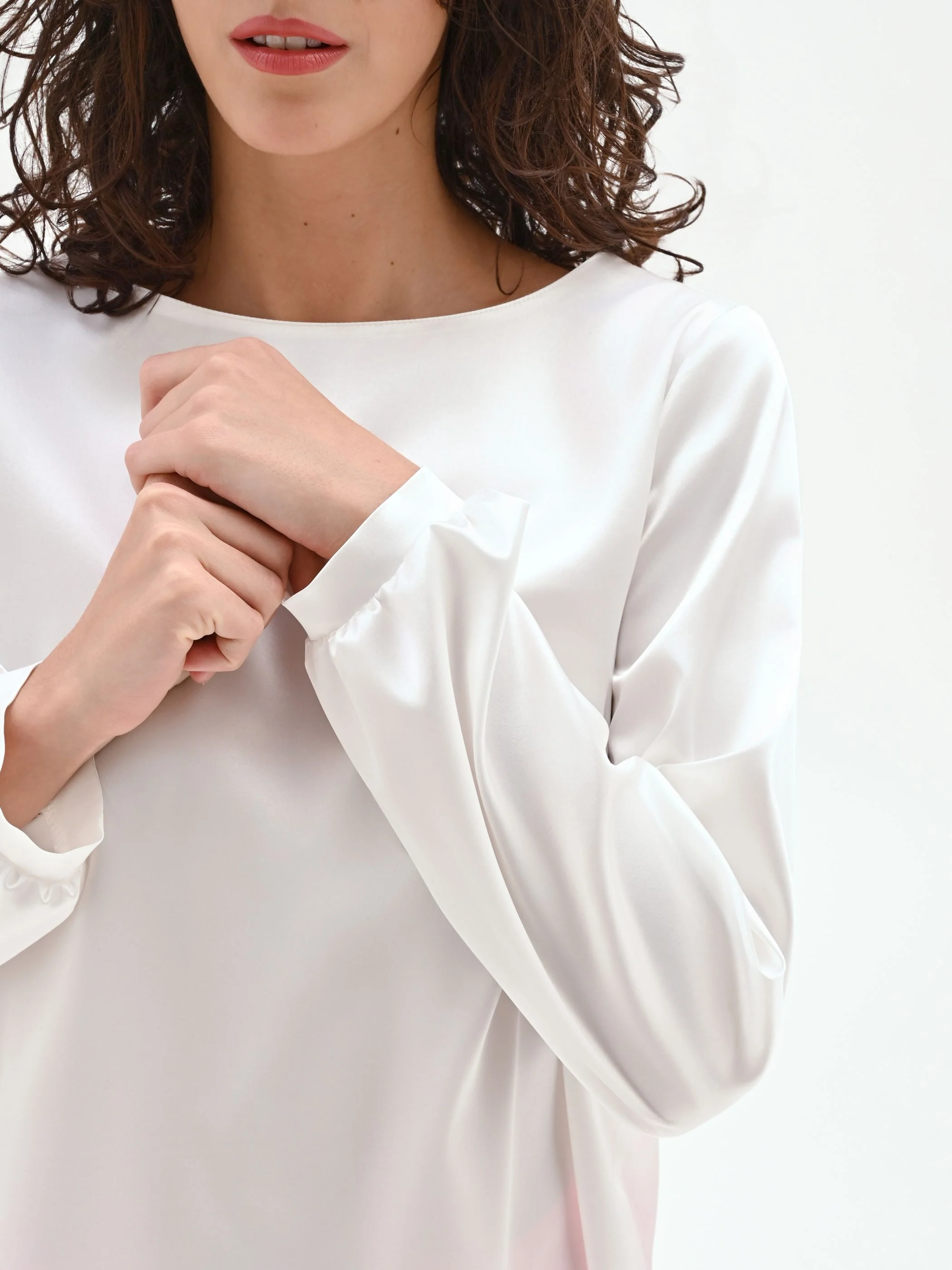 Blusa bianca in raso con scollo a barchetta - Image 4