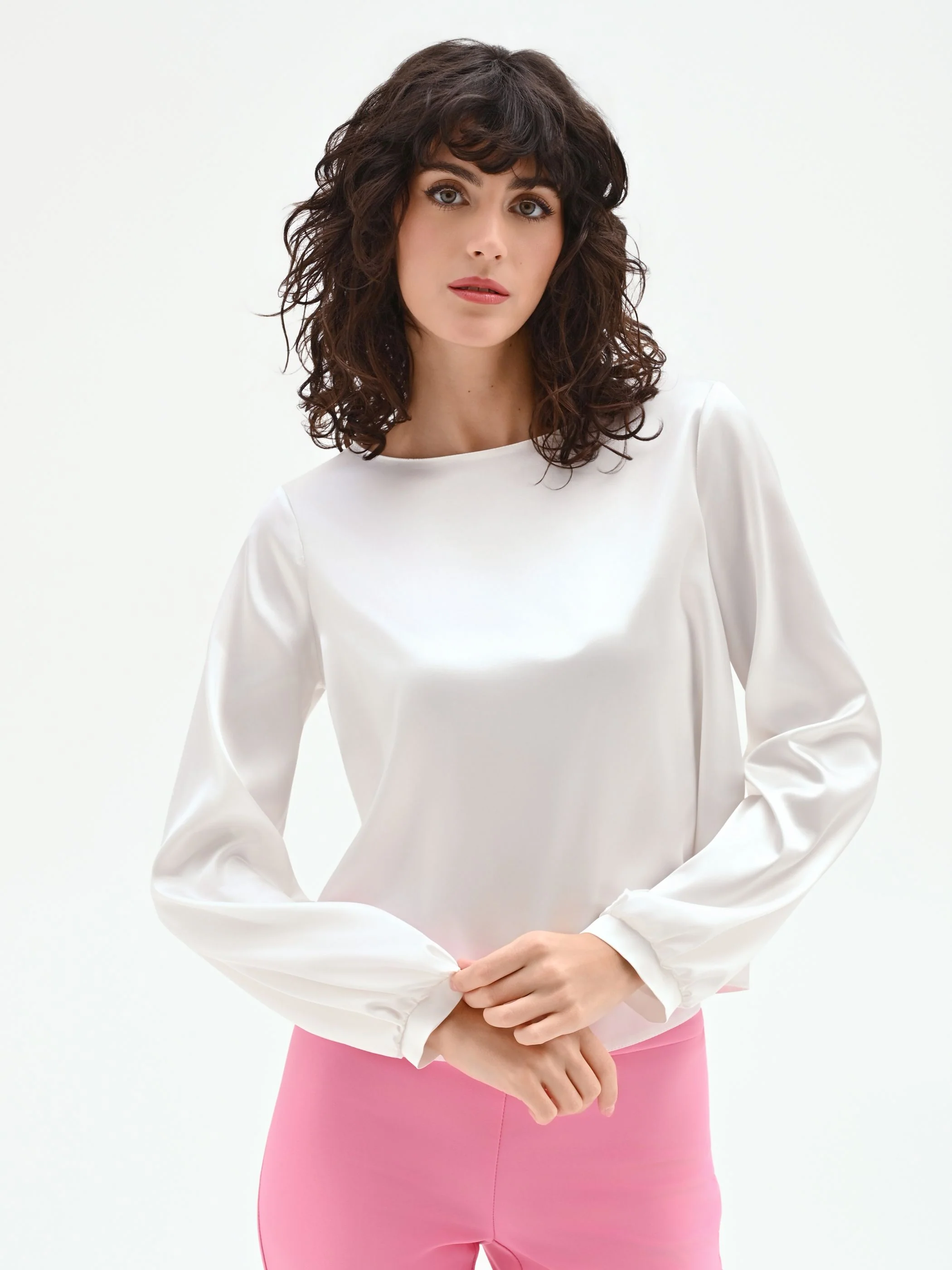 Blusa bianca in raso con scollo a barchetta - Image 5
