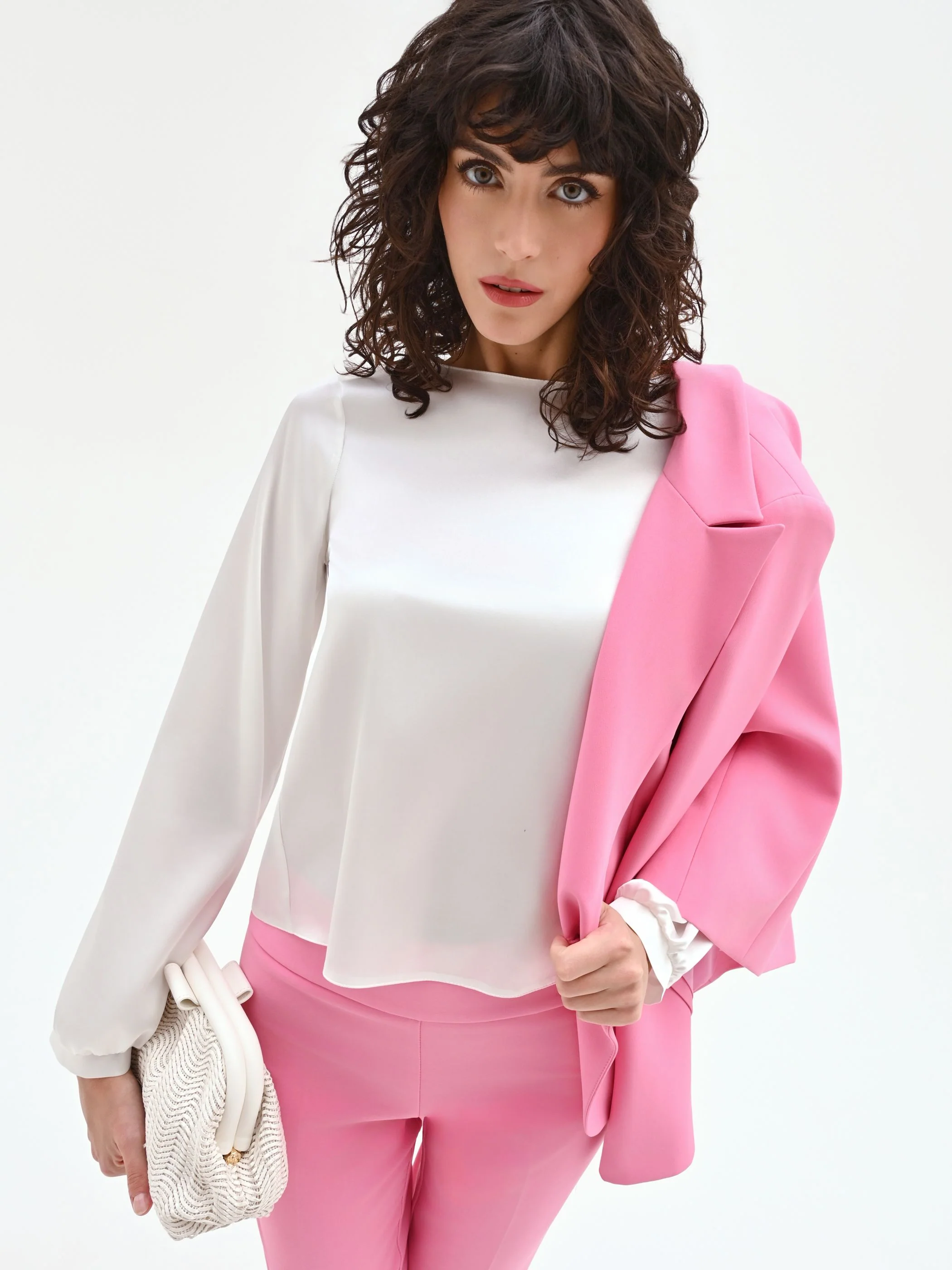 Blusa bianca in raso con scollo a barchetta - Image 6