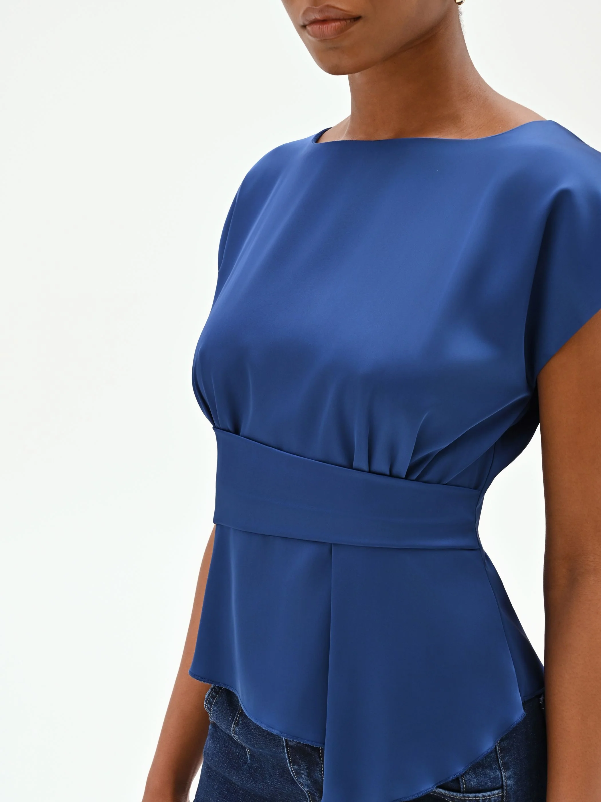 Blusa blu brillante con drappeggio in vita - Image 4