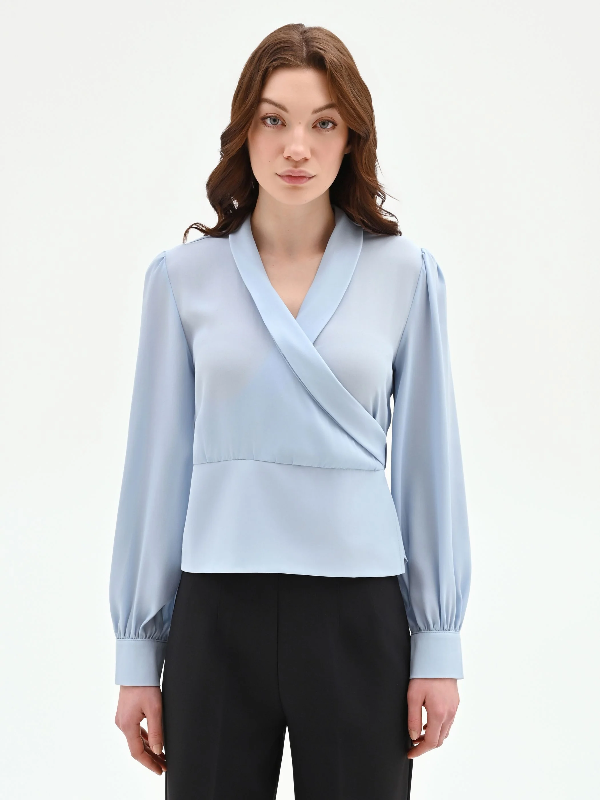 Blusa cielo azzurro con incrocio a portafoglio - Image 2
