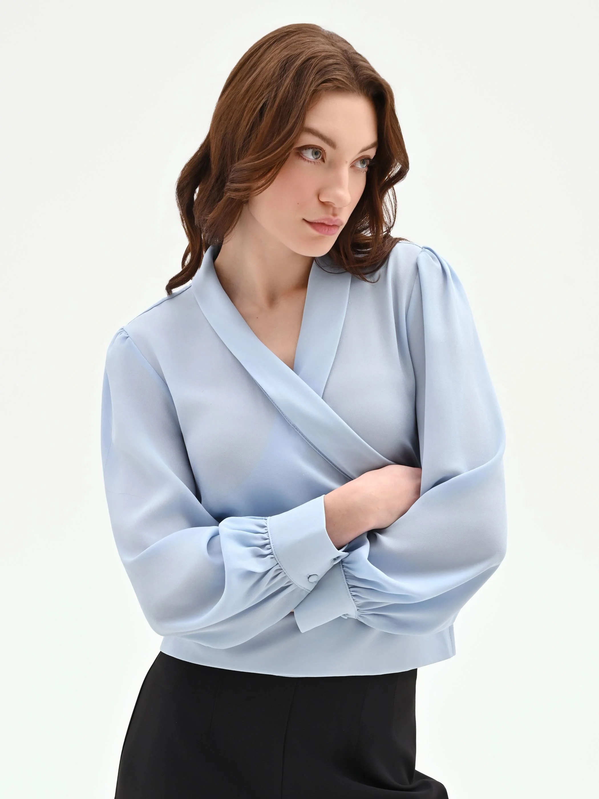 Blusa cielo azzurro con incrocio a portafoglio - Image 5