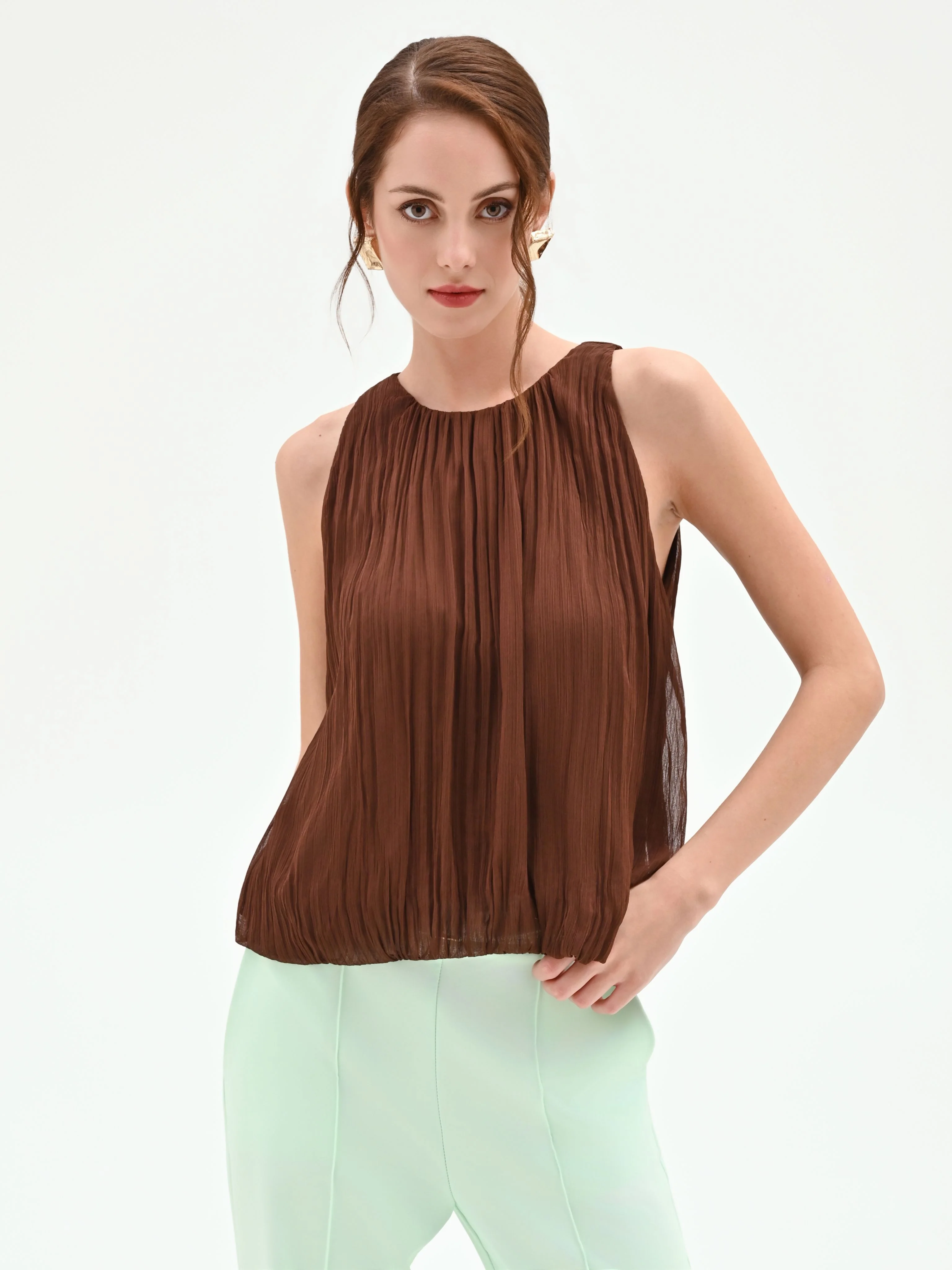 Blusa cioccolato con lavorazione plissé - Image 3