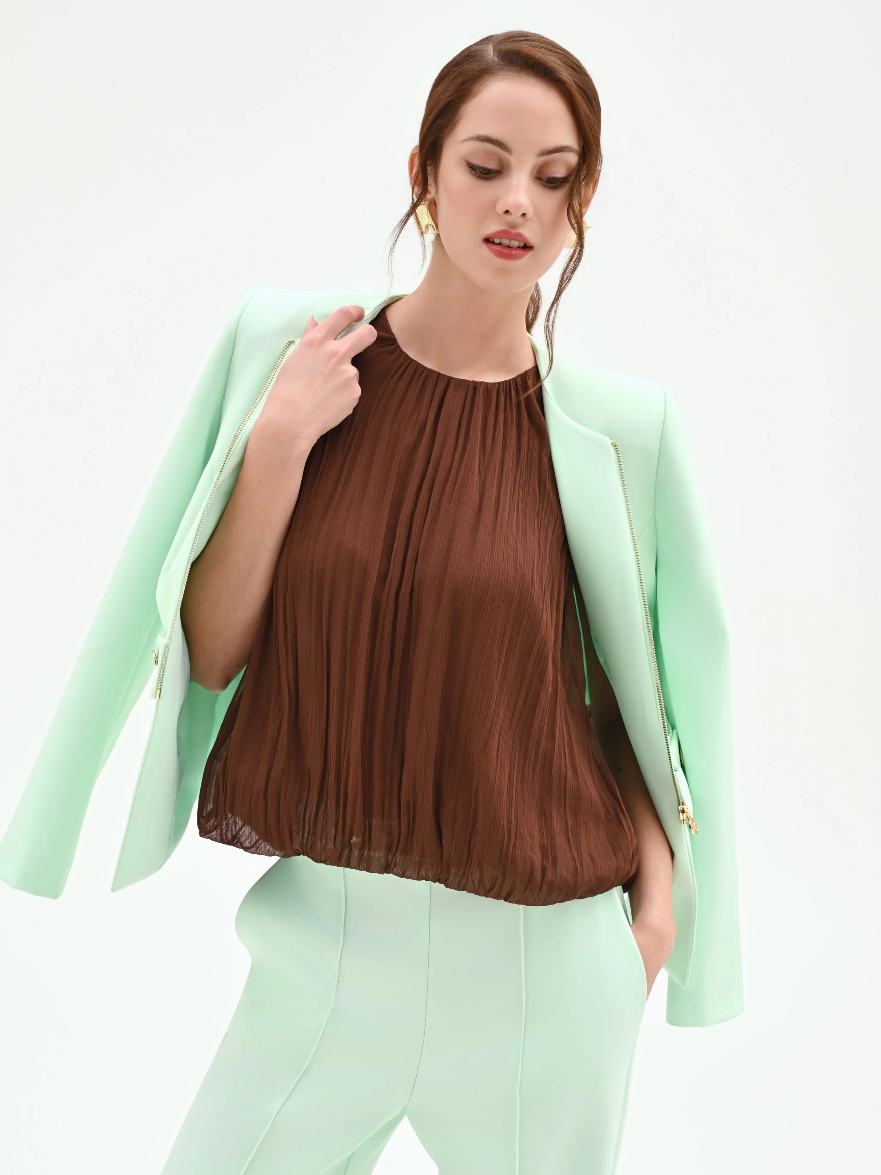 Blusa cioccolato con lavorazione plissé - Image 6