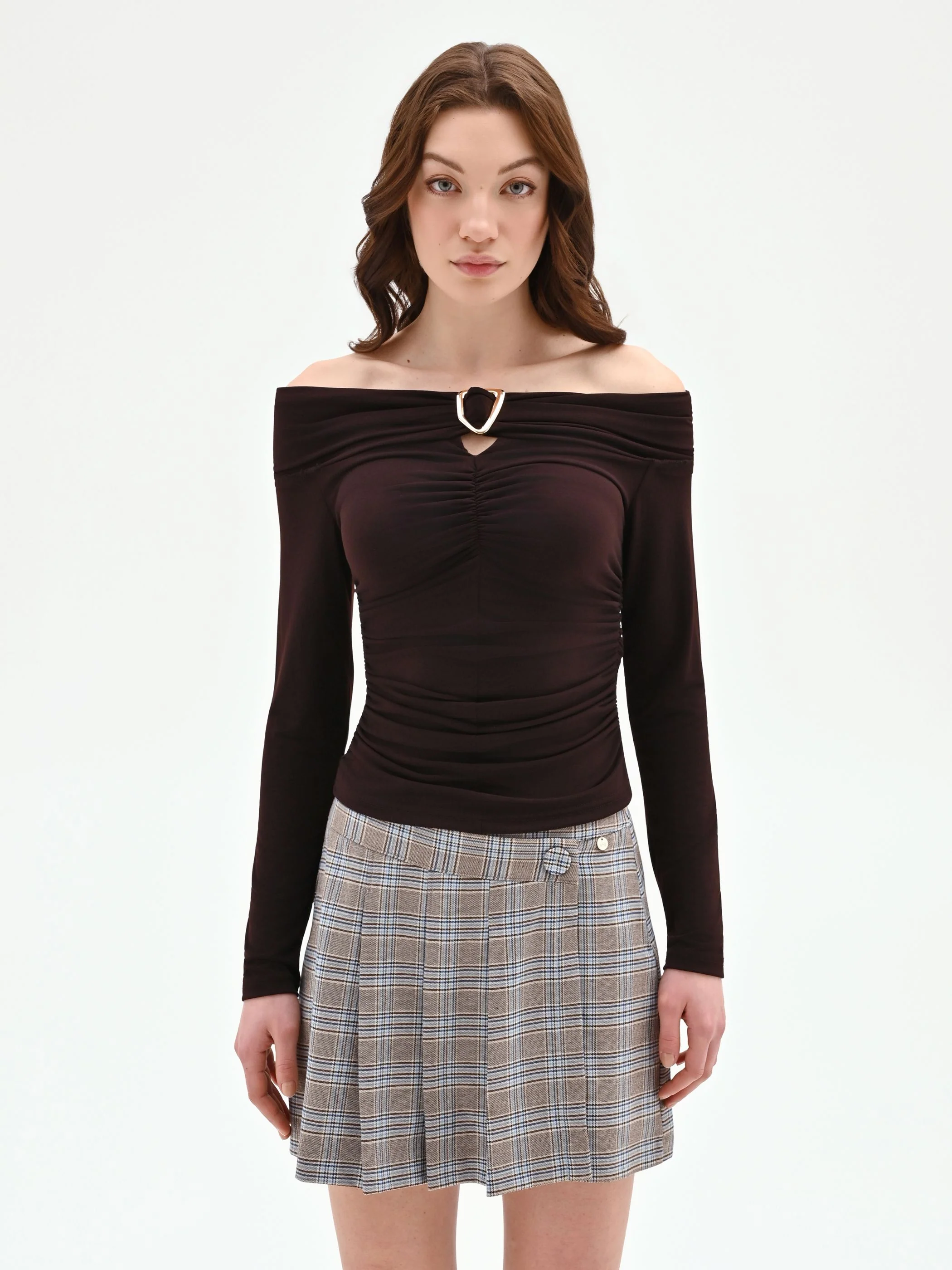 Blusa cioccolato con scollo a barchetta e arricciature - Image 2