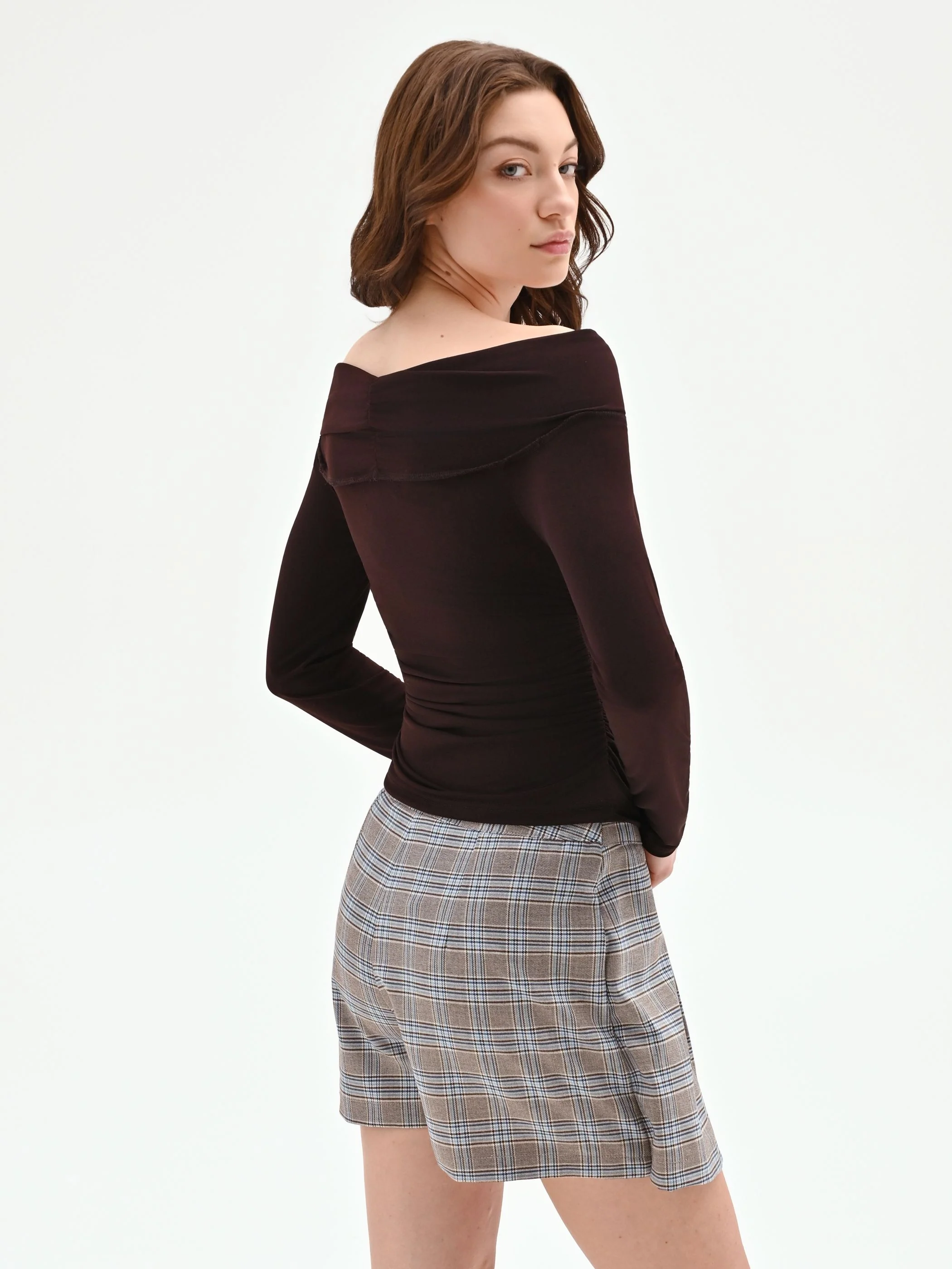 Blusa cioccolato con scollo a barchetta e arricciature - Image 3