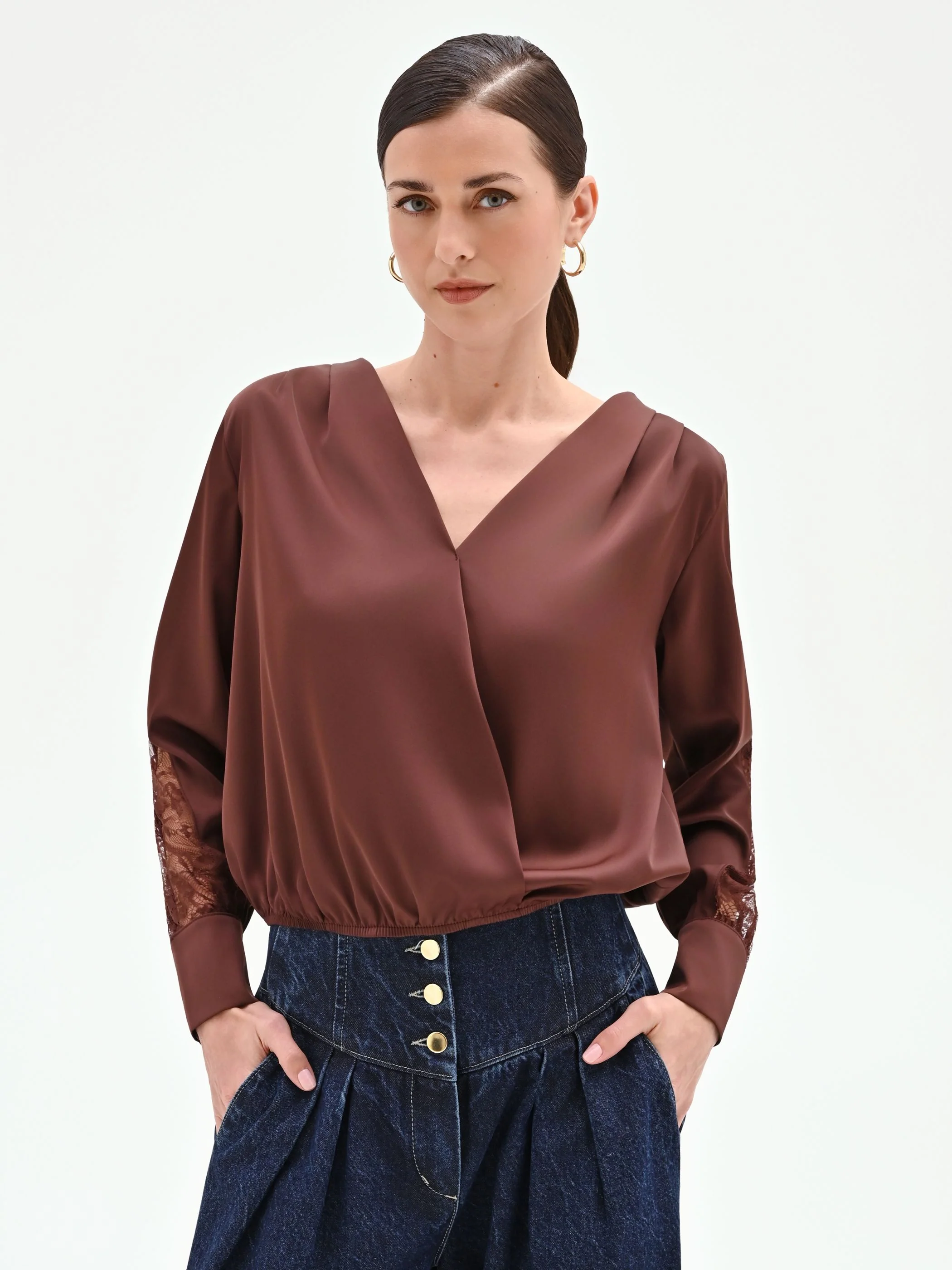 Blusa cioccolato in raso con inserti in pizzo - Image 2