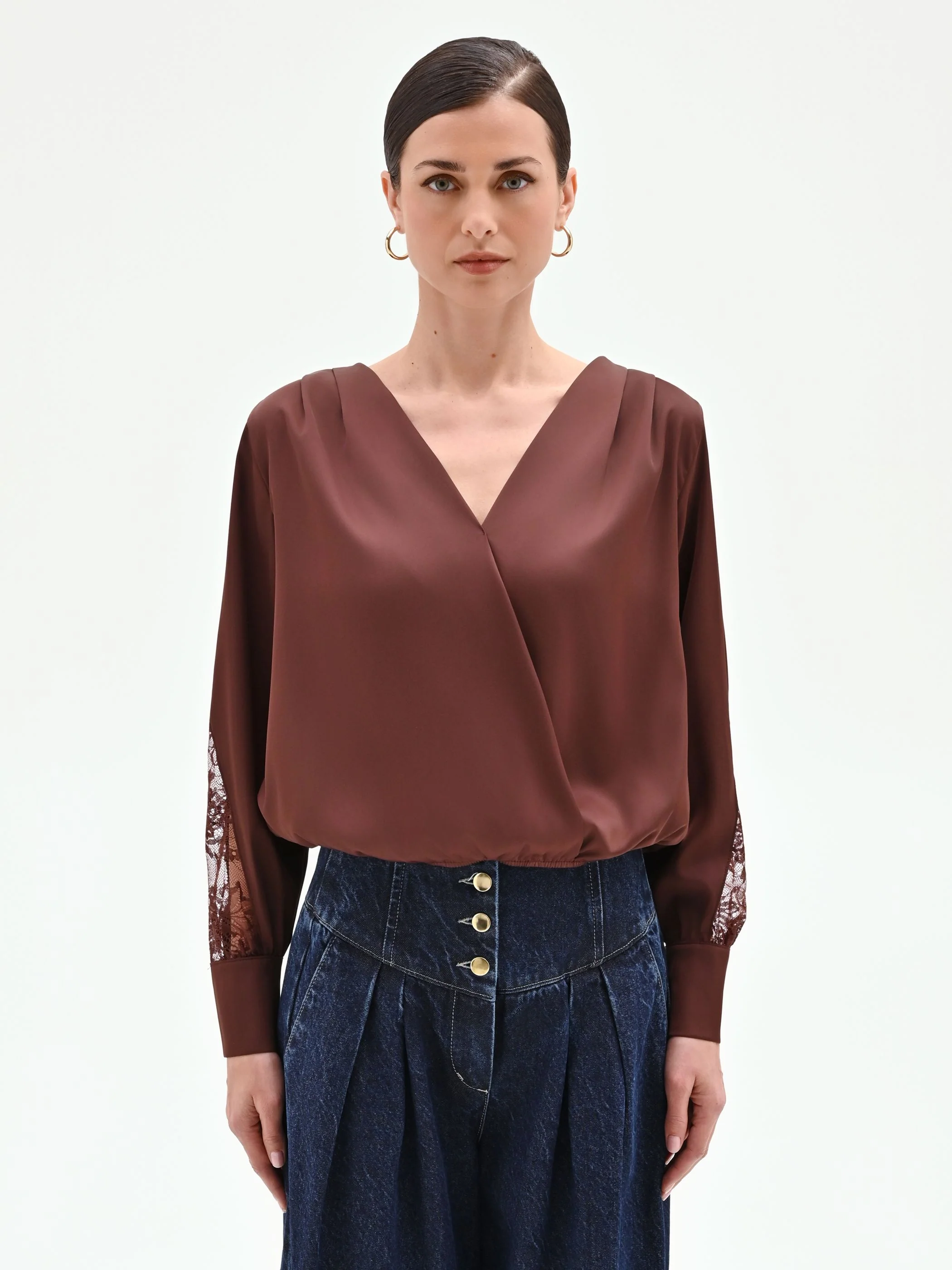 Blusa cioccolato in raso con inserti in pizzo - Image 3