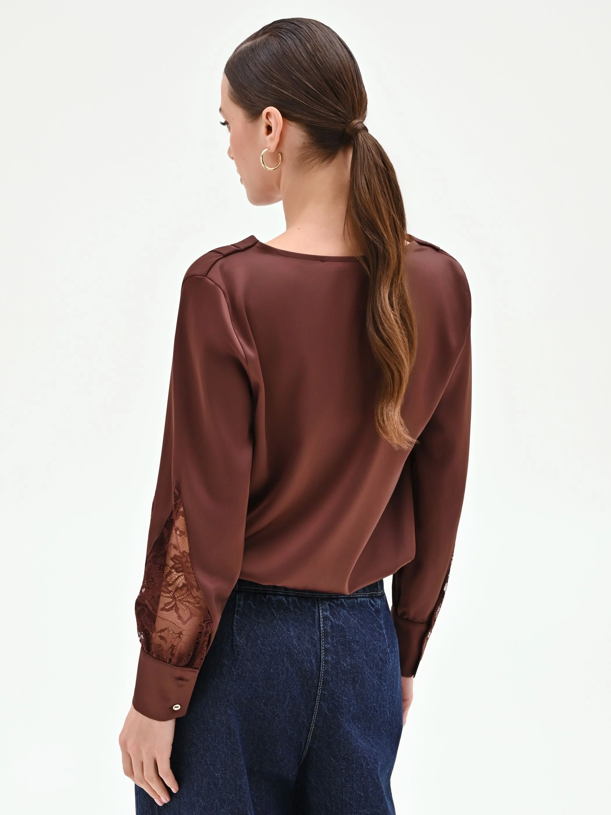 Blusa cioccolato in raso con inserti in pizzo - Image 4