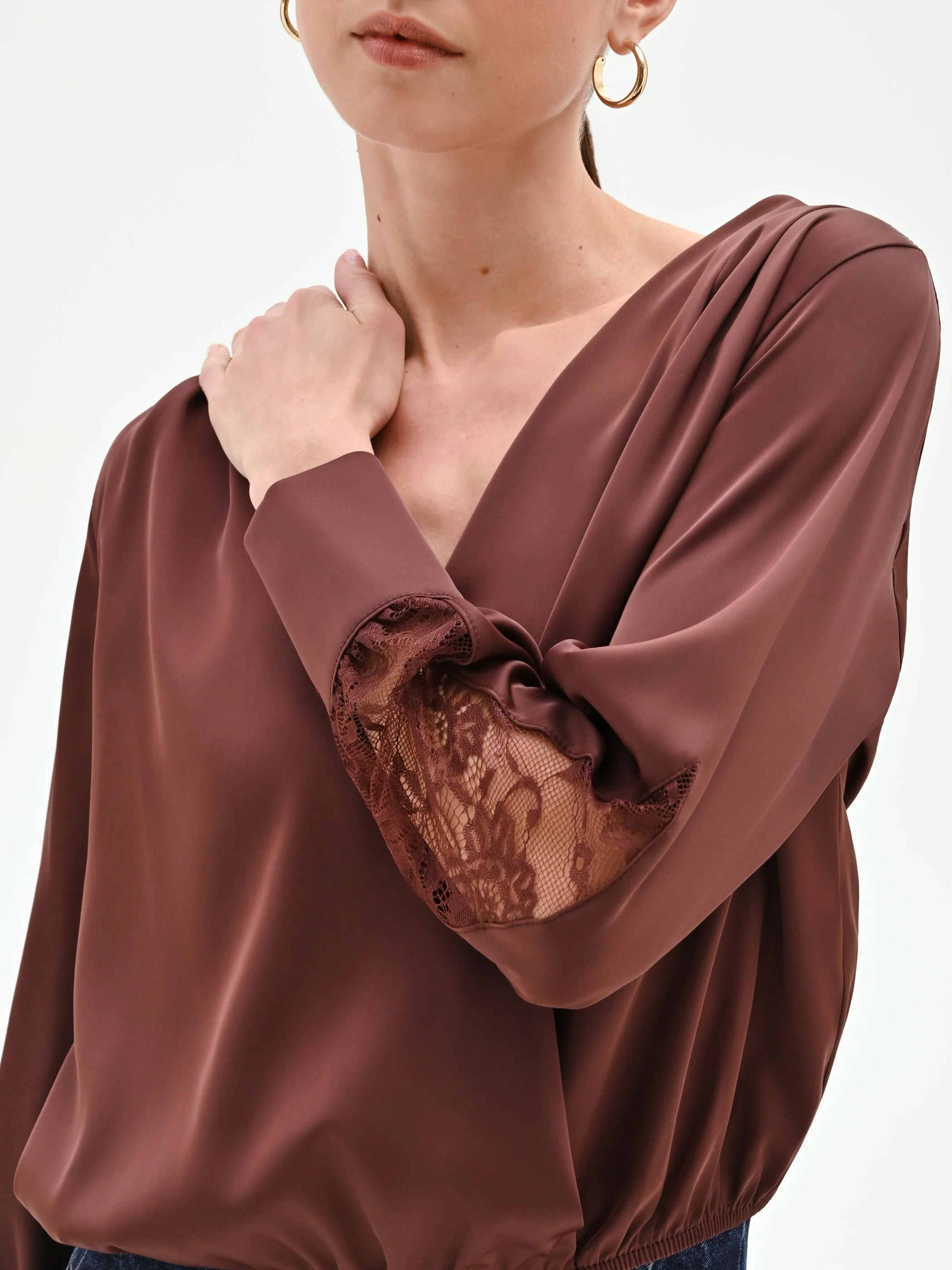 Blusa cioccolato in raso con inserti in pizzo - Image 5