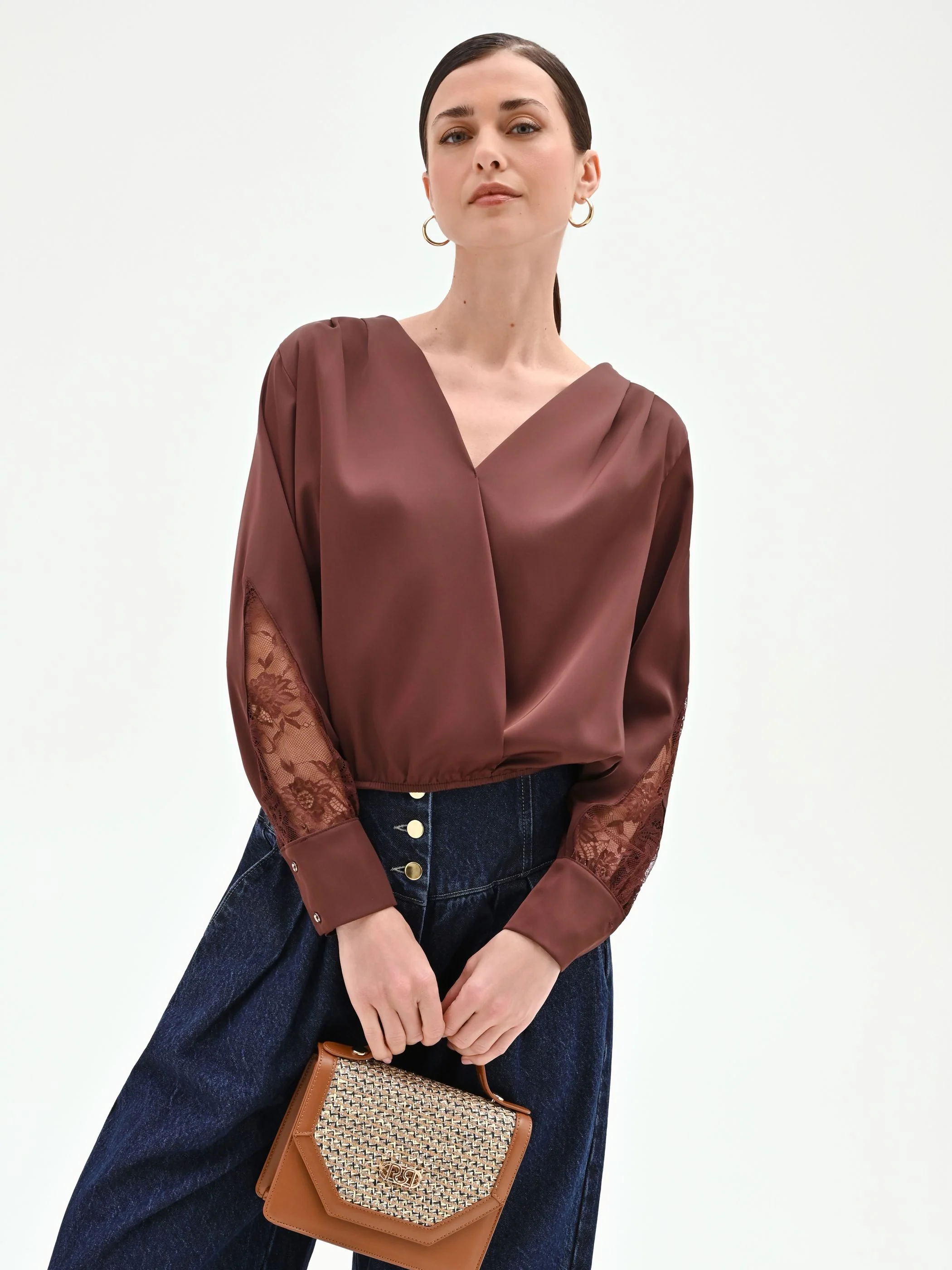 Blusa cioccolato in raso con inserti in pizzo - Image 7