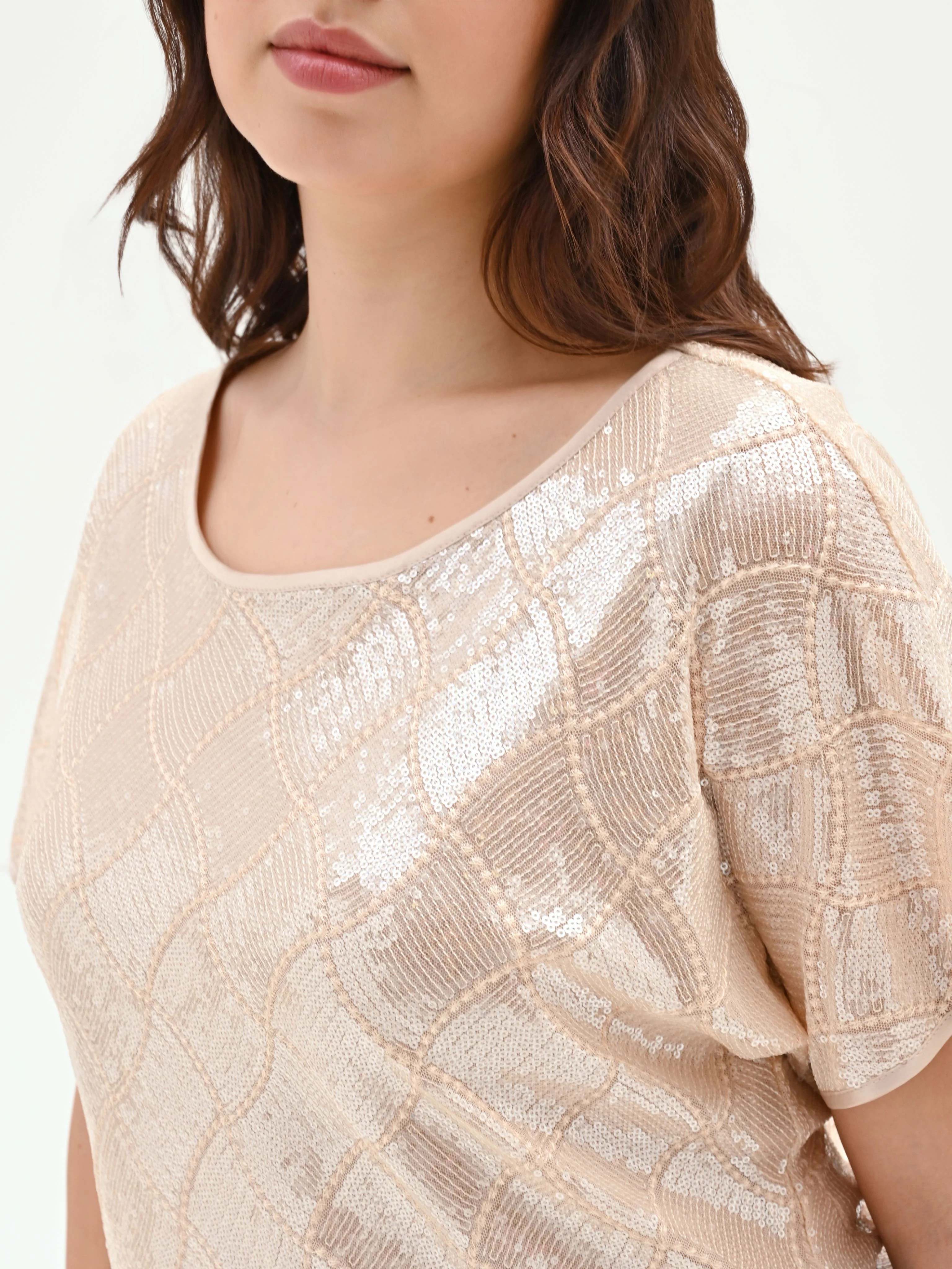 Blusa curvy beige chiaro con paillettes all over - Image 4