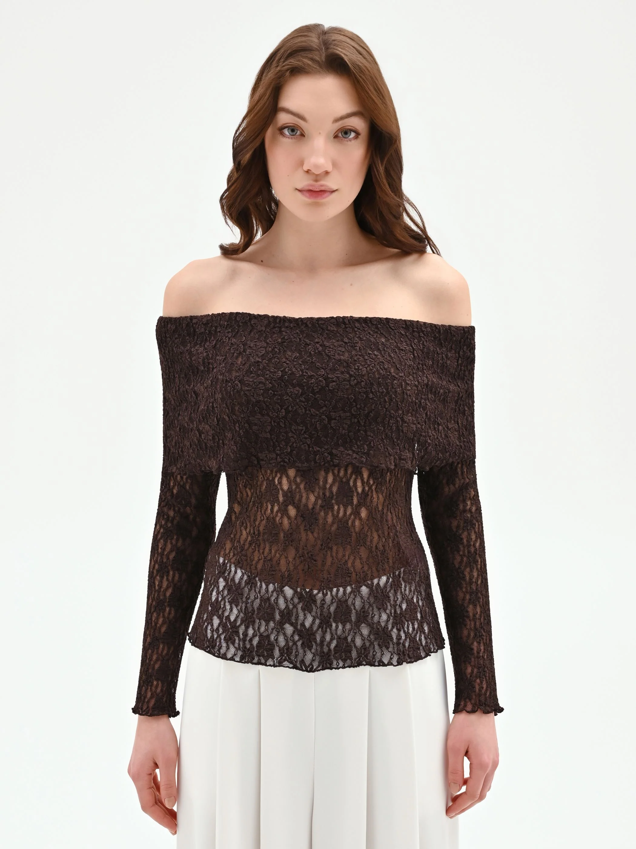 Blusa in pizzo cioccolato con spalle scoperte - Image 2