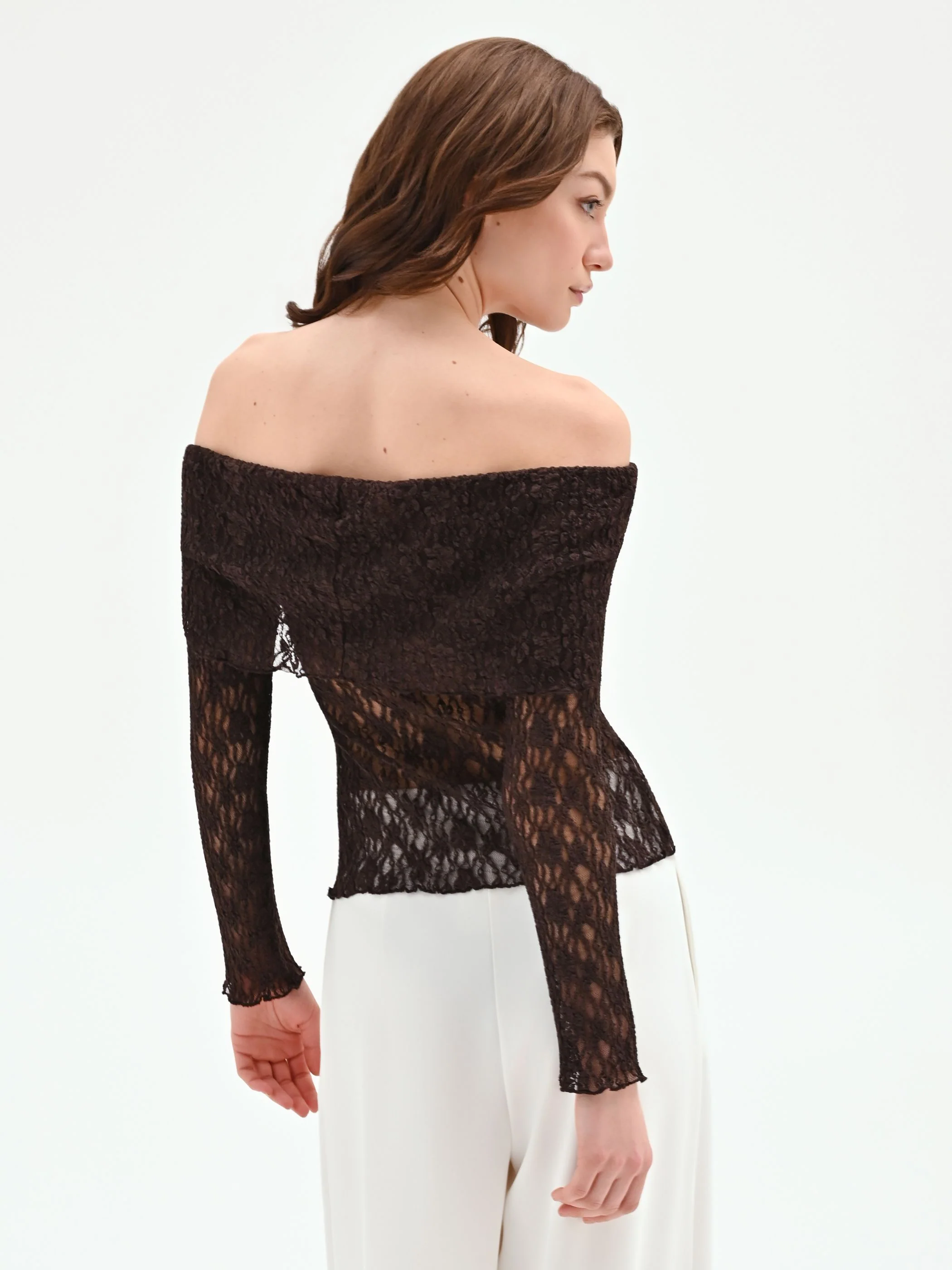 Blusa in pizzo cioccolato con spalle scoperte - Image 3