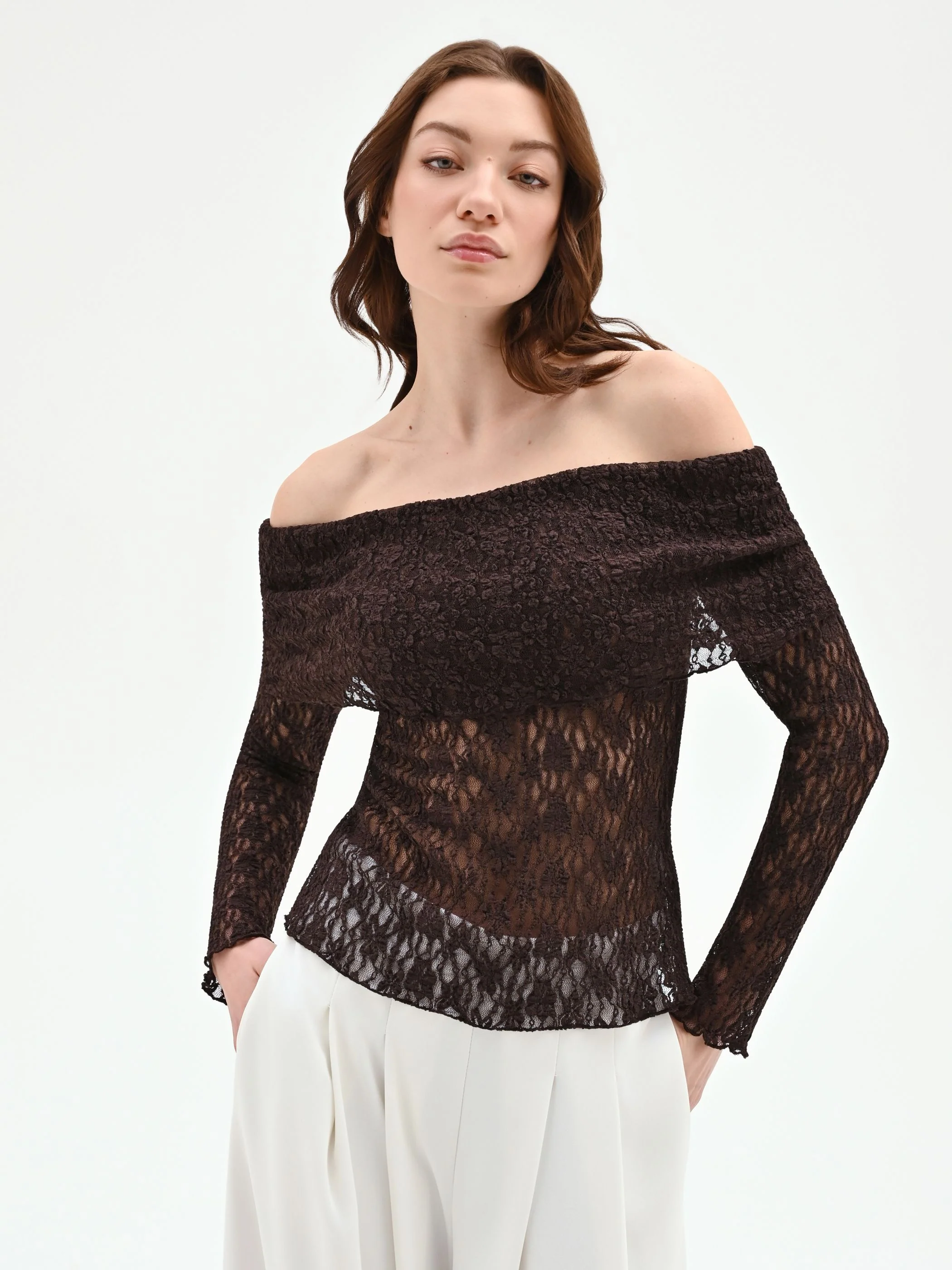 Blusa in pizzo cioccolato con spalle scoperte - Image 5