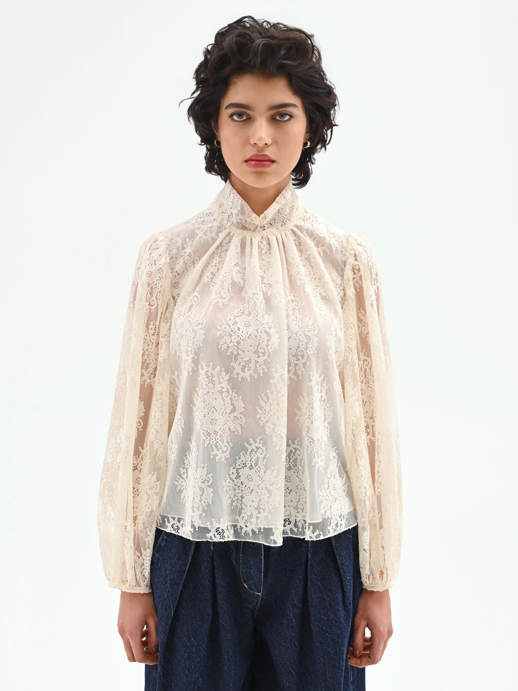 Blusa in pizzo panna bianco con collo alto - Image 3