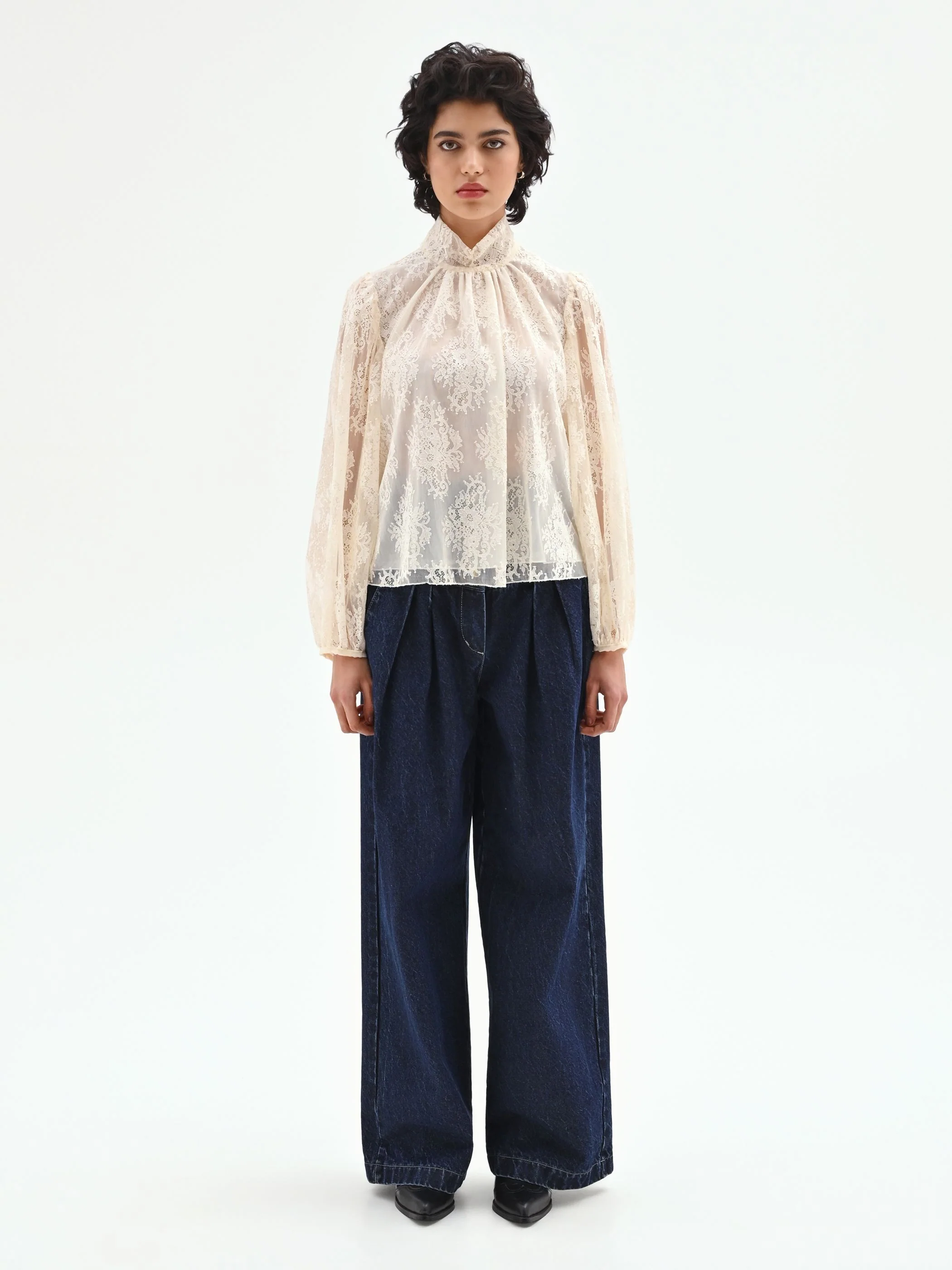 Blusa in pizzo panna bianco con collo alto - Image 4