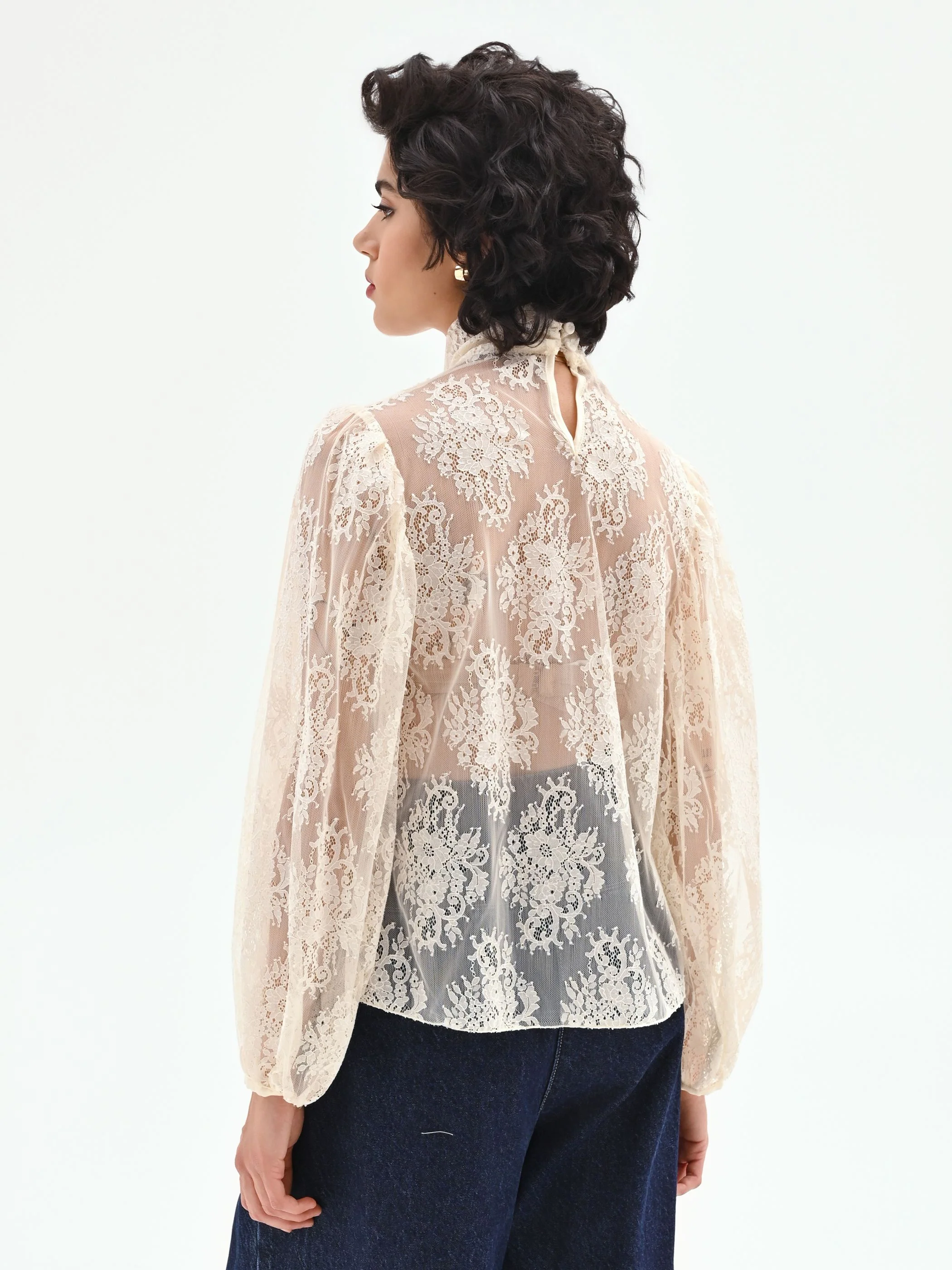 Blusa in pizzo panna bianco con collo alto - Image 5