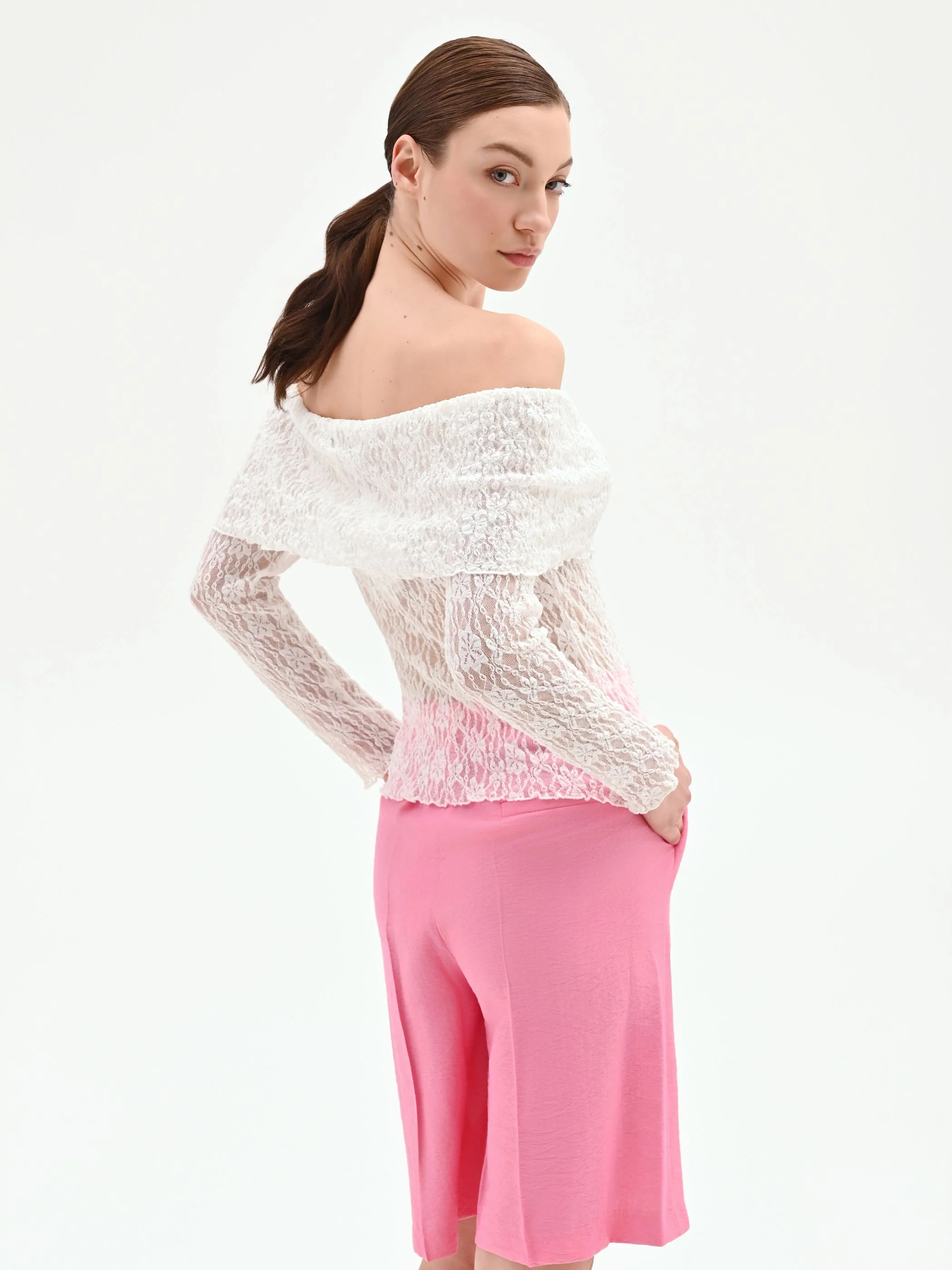 Blusa in pizzo panna bianco con spalle scoperte - Image 3