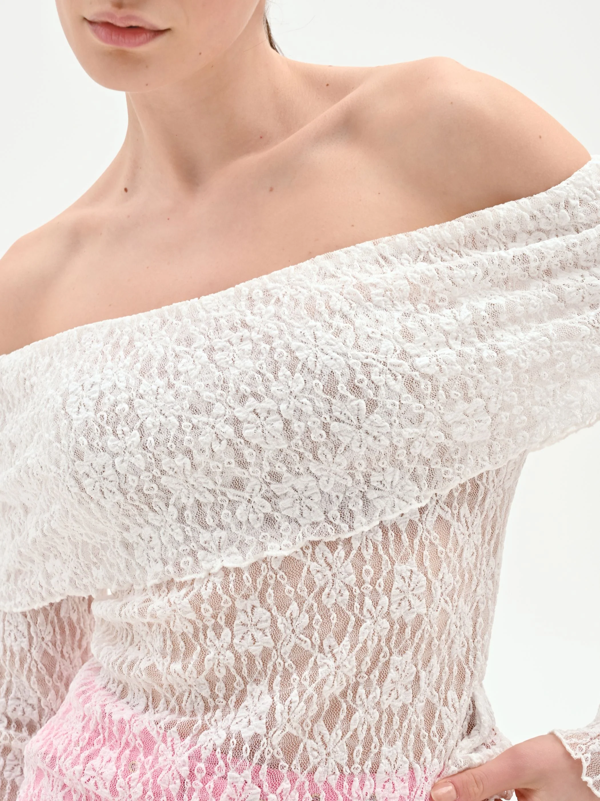 Blusa in pizzo panna bianco con spalle scoperte - Image 4