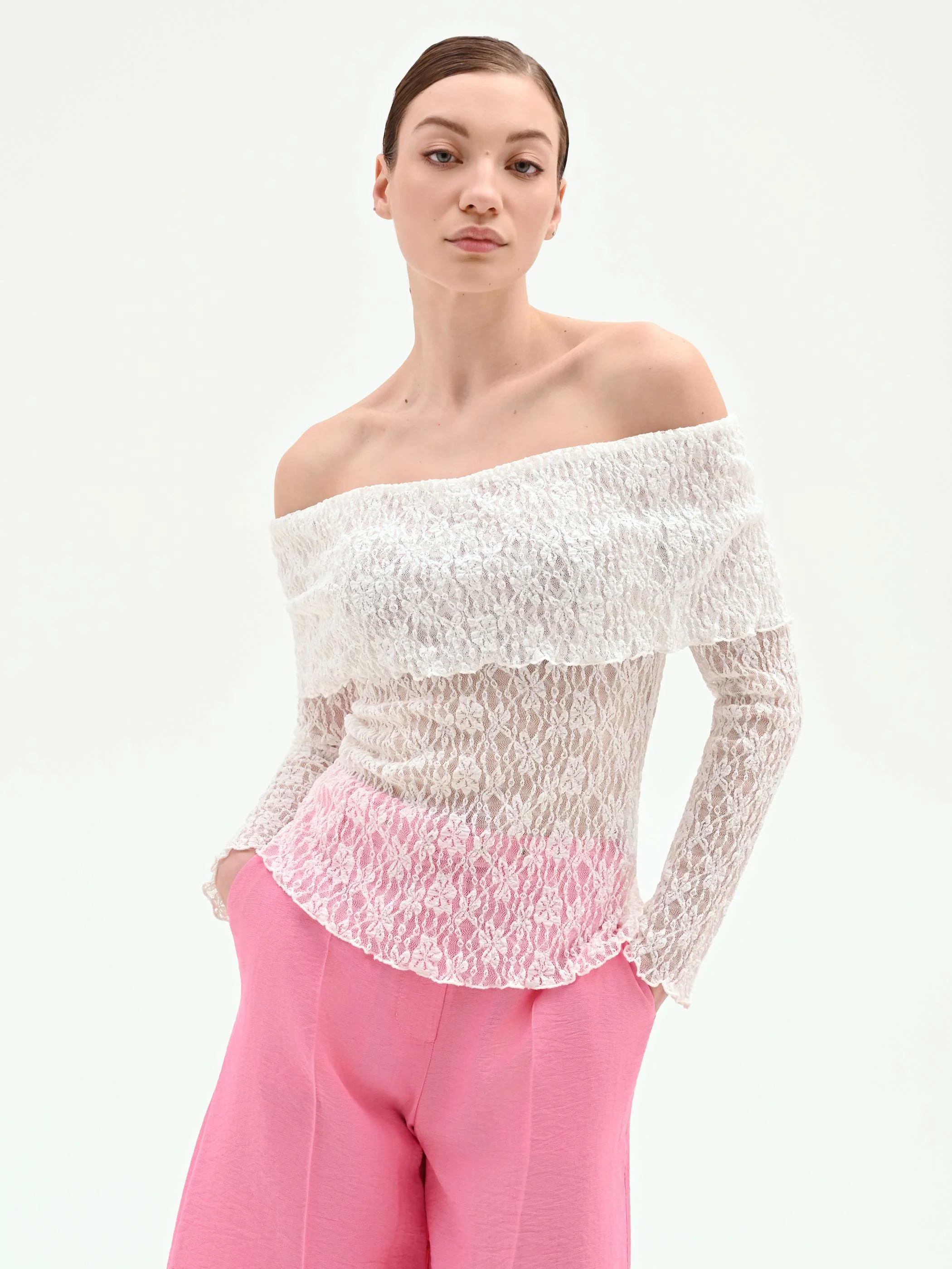 Blusa in pizzo panna bianco con spalle scoperte - Image 5