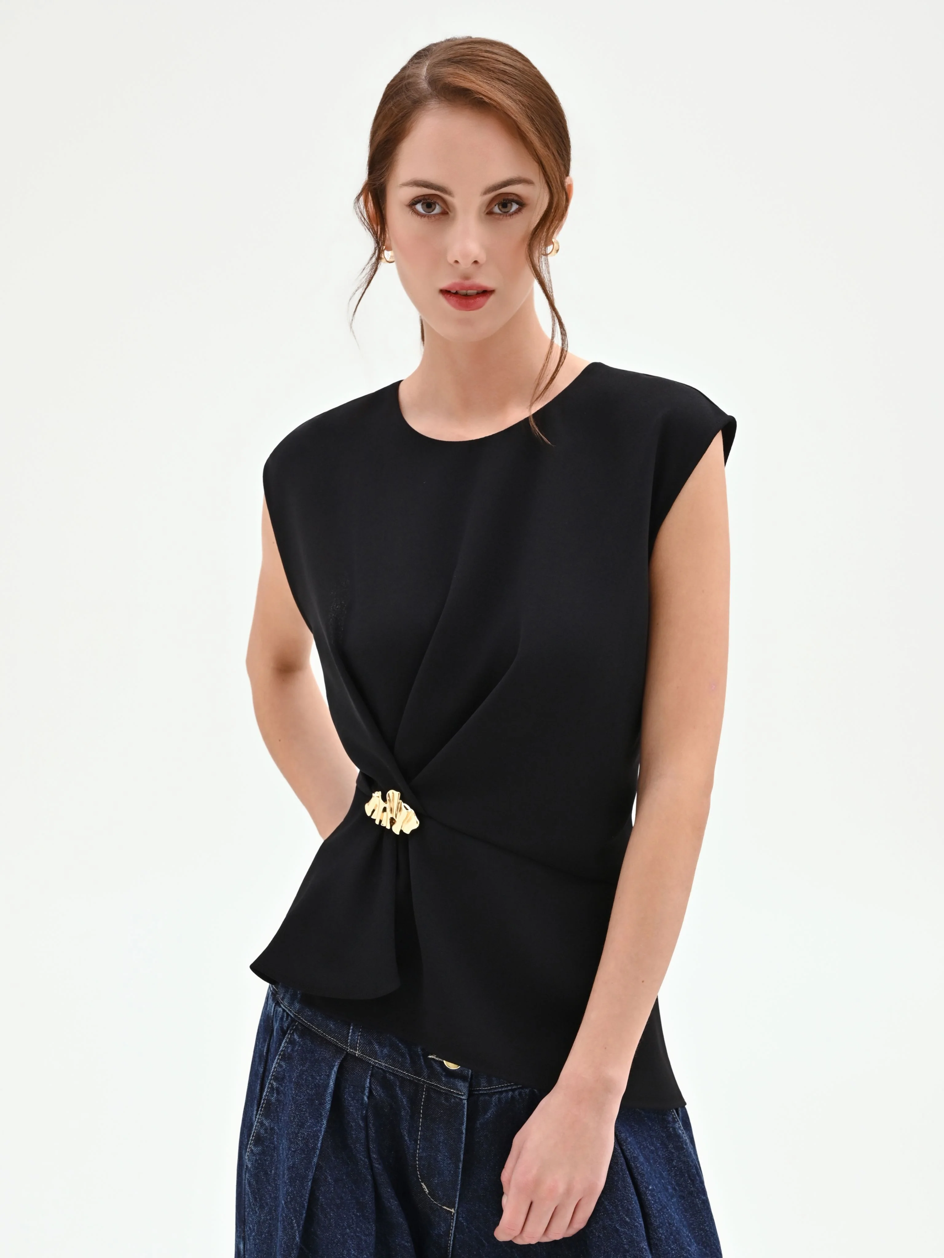 Blusa nera asimmetrica con dettaglio gioiello - Image 3