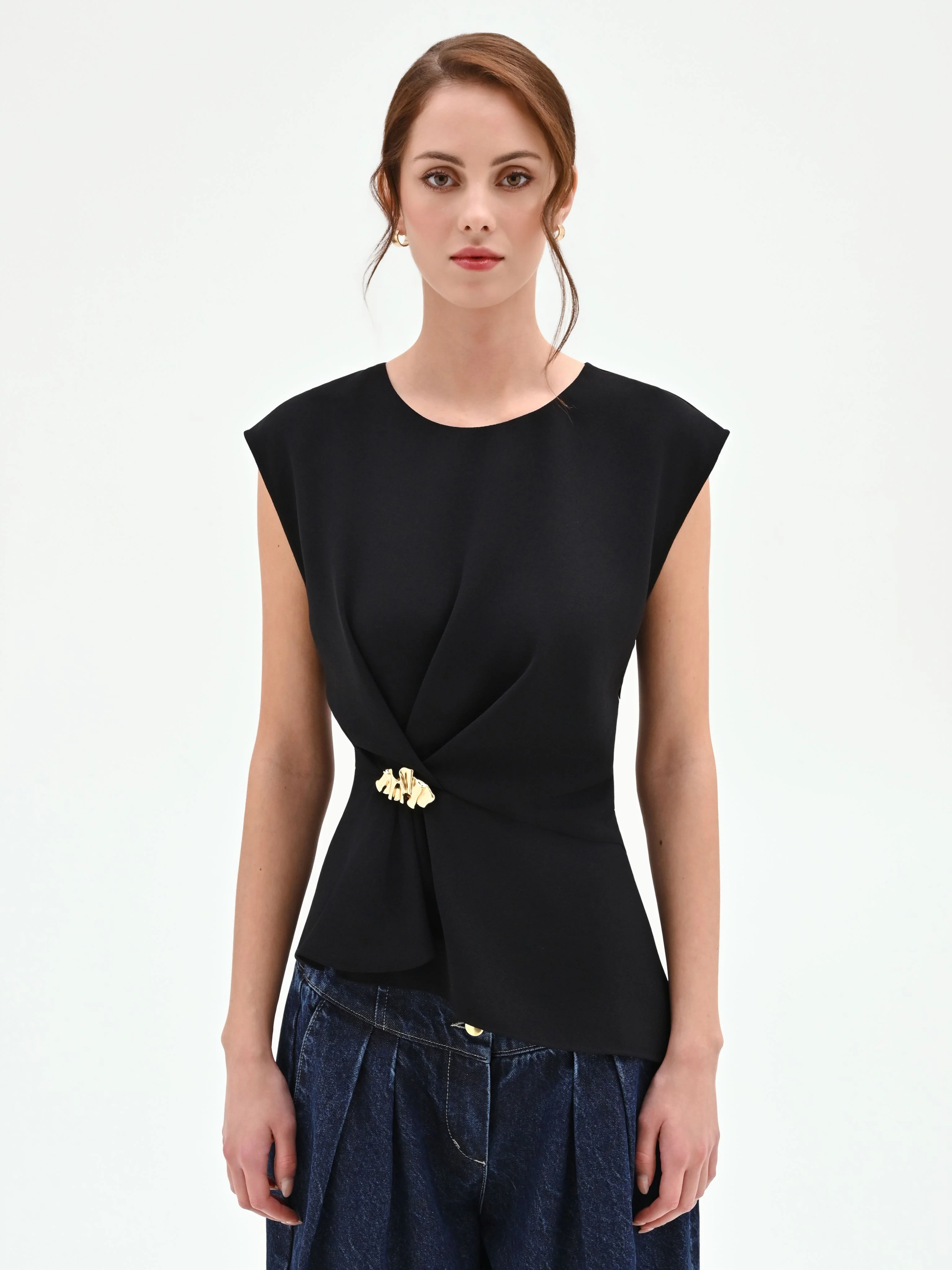 Blusa nera asimmetrica con dettaglio gioiello - Image 4