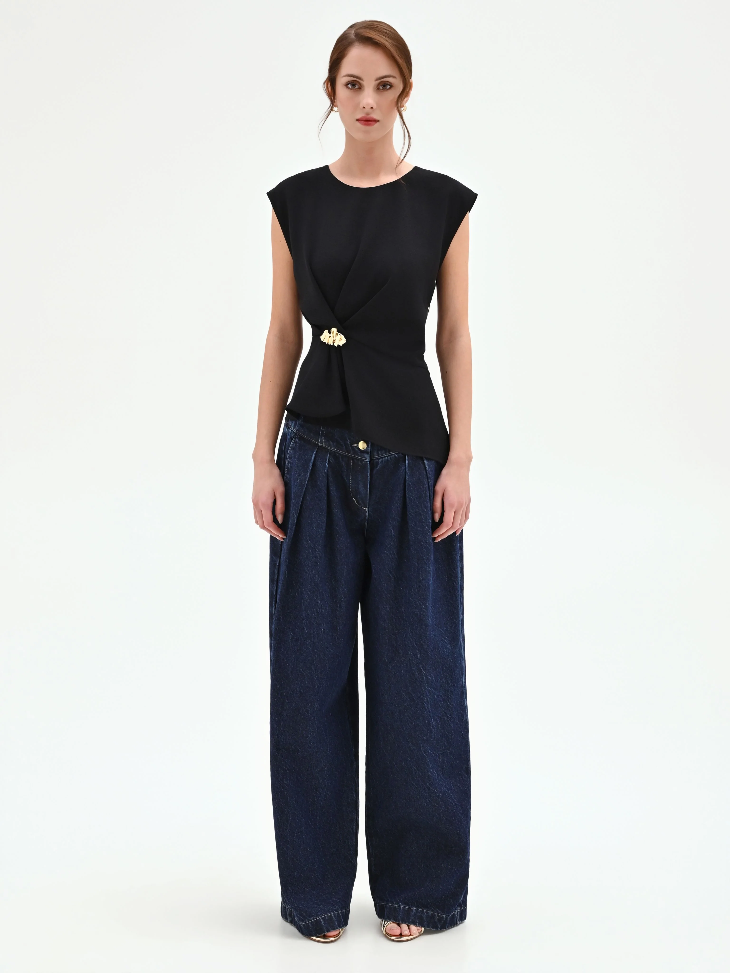 Blusa nera asimmetrica con dettaglio gioiello - Image 5