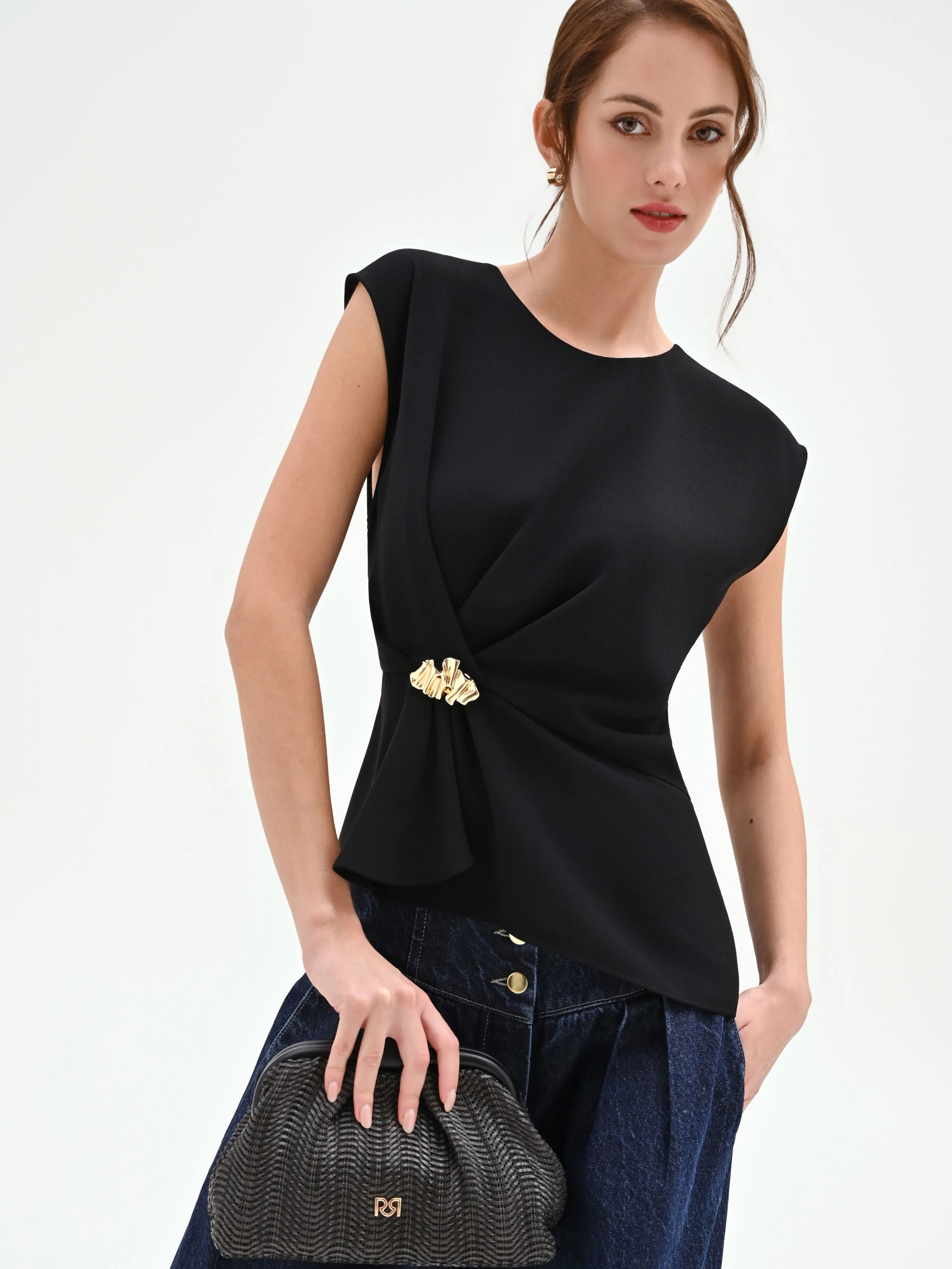 Blusa nera asimmetrica con dettaglio gioiello - Image 6