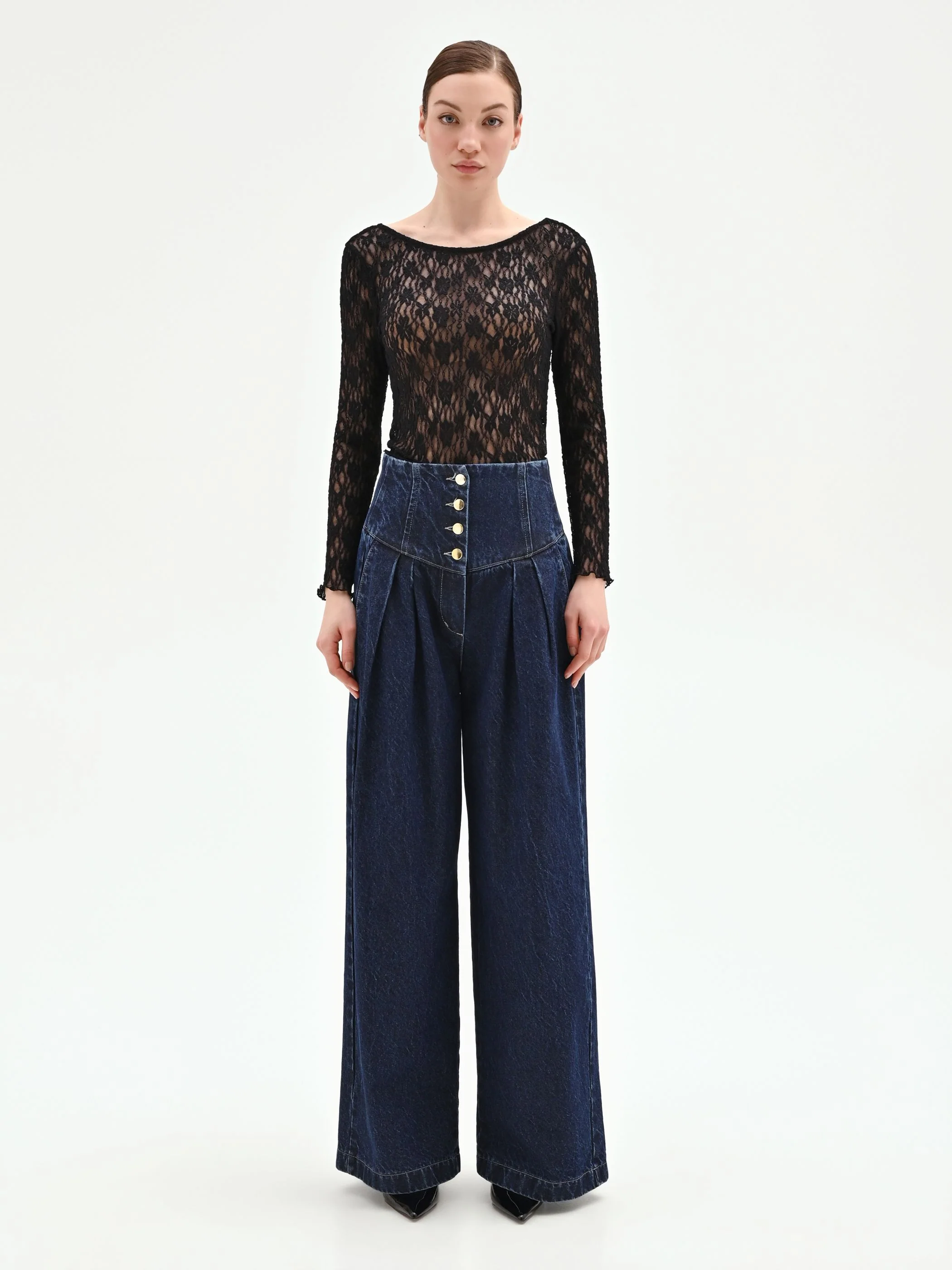 Blusa nera in pizzo floreale