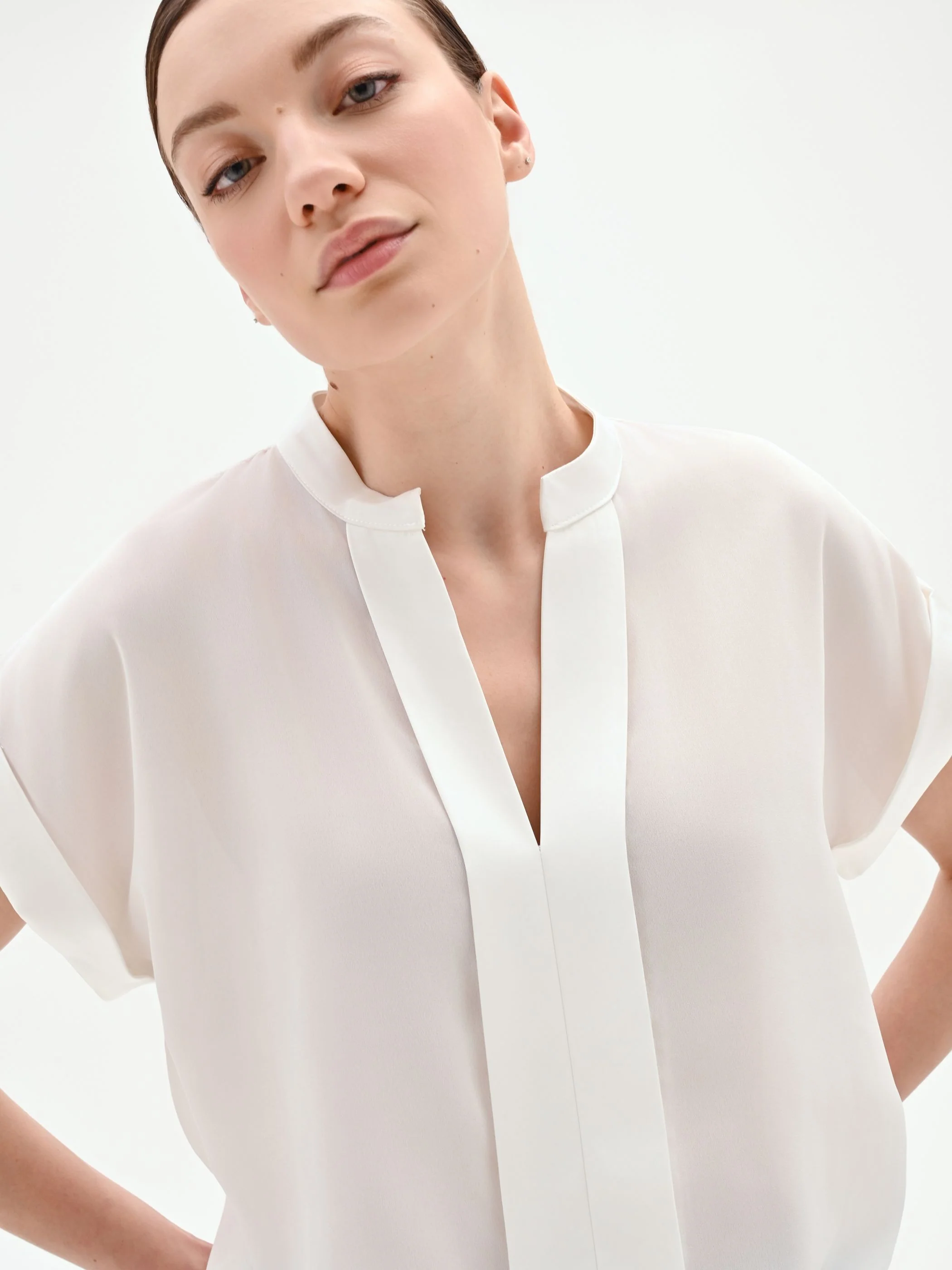 Blusa panna bianco in georgette con collo alla coreana - Image 2