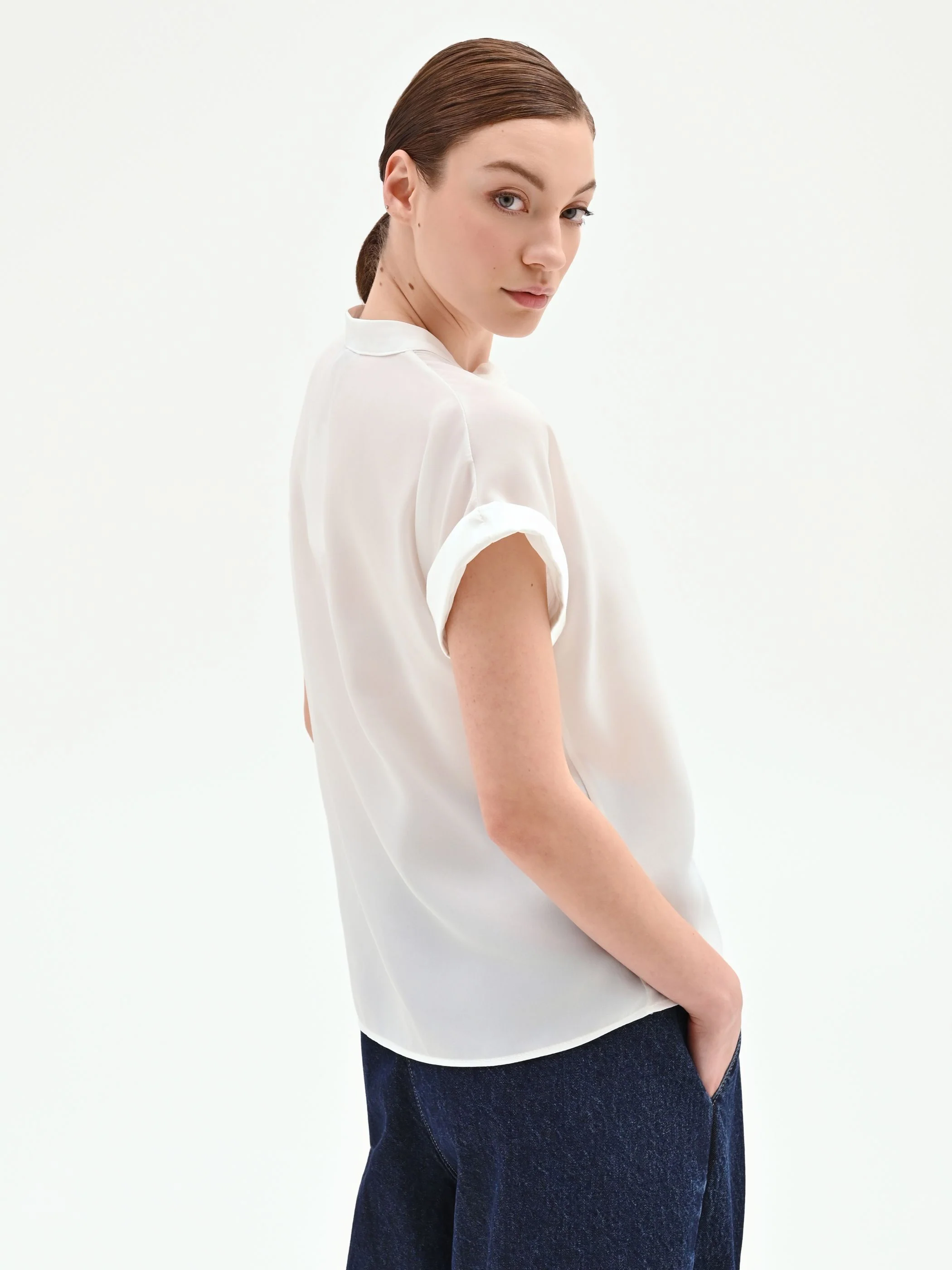 Blusa panna bianco in georgette con collo alla coreana - Image 4