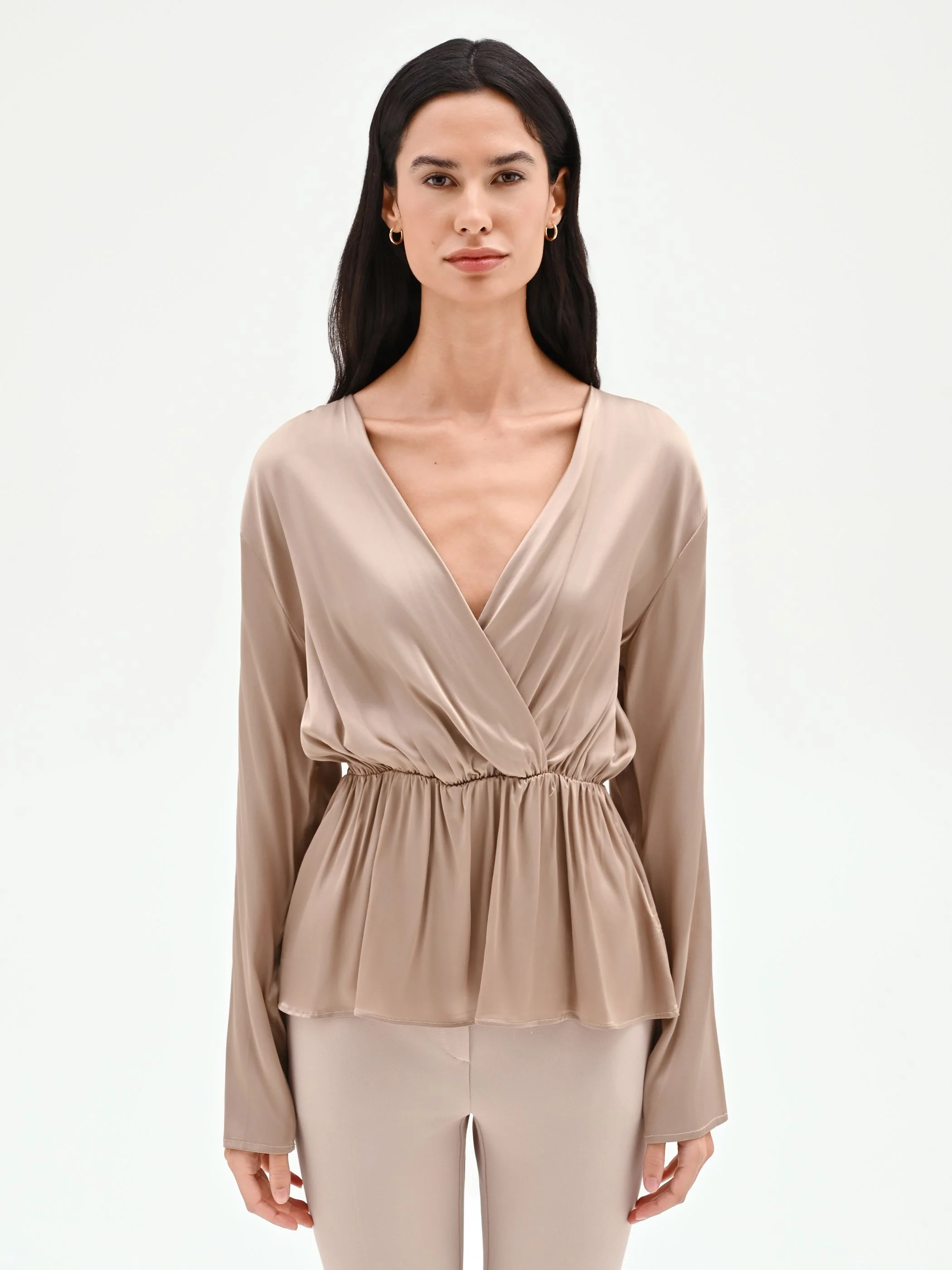 Blusa portafoglio tortora beige con arriccio - Image 3