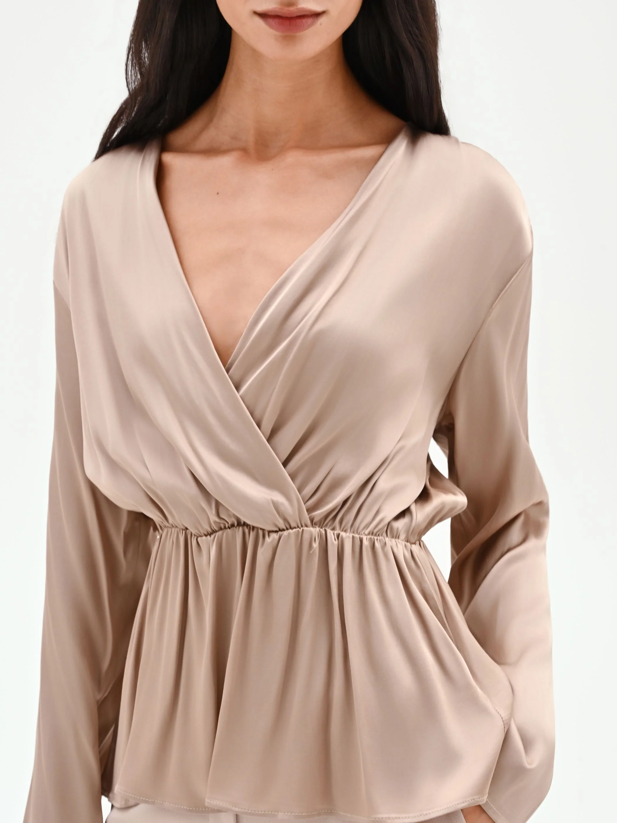 Blusa portafoglio tortora beige con arriccio - Image 4