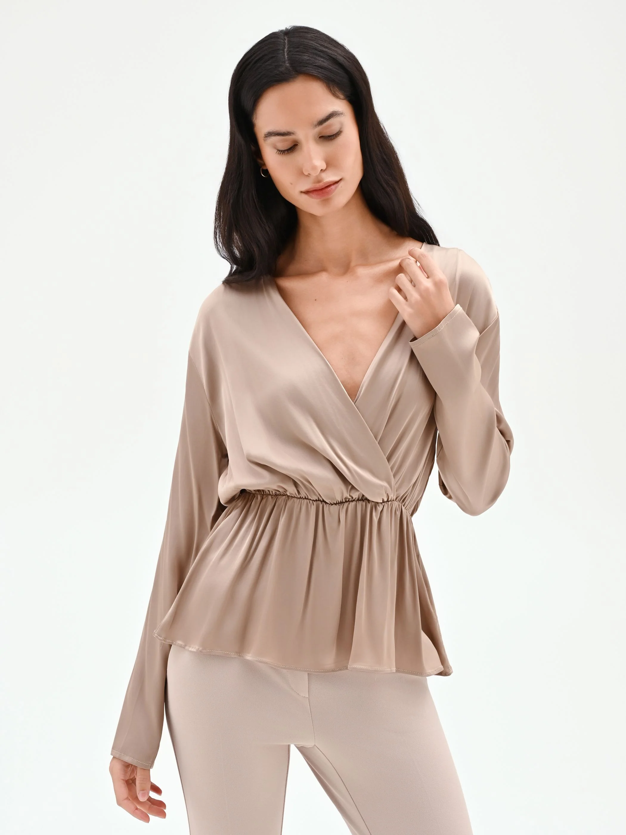 Blusa portafoglio tortora beige con arriccio - Image 5