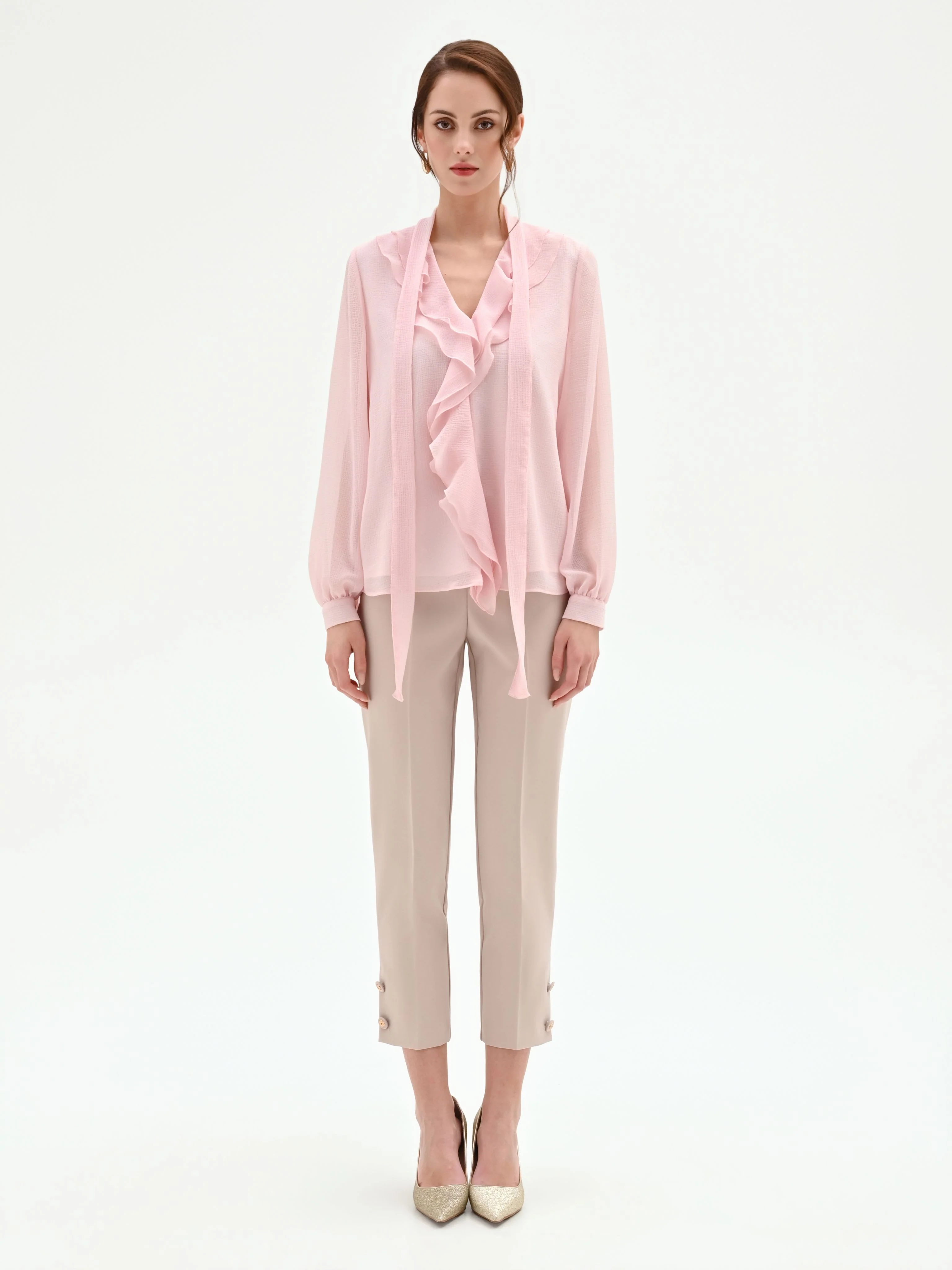 Blusa rosa chiaro con rouche e nastro lavalliere