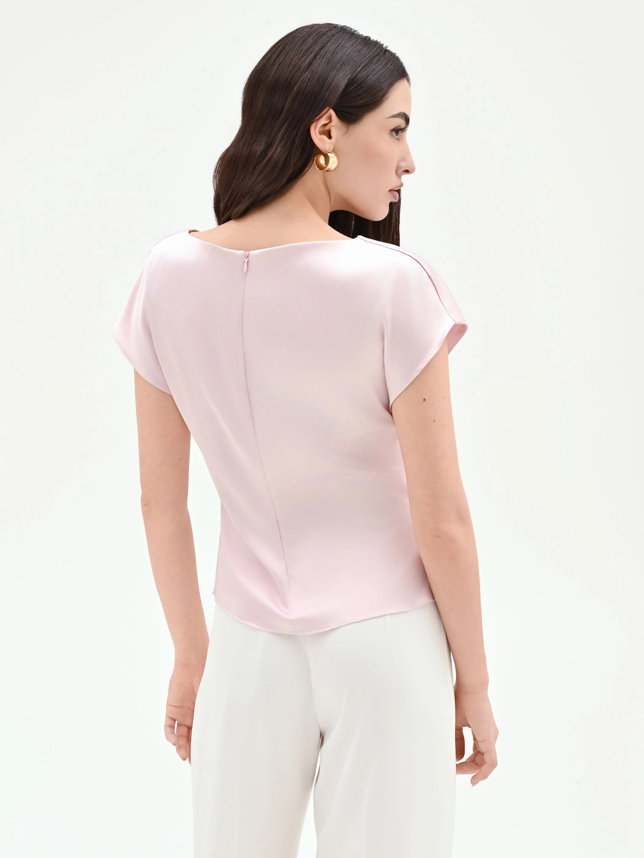 Blusa rosa pastello in raso con dettaglio asimmetrico - Image 3