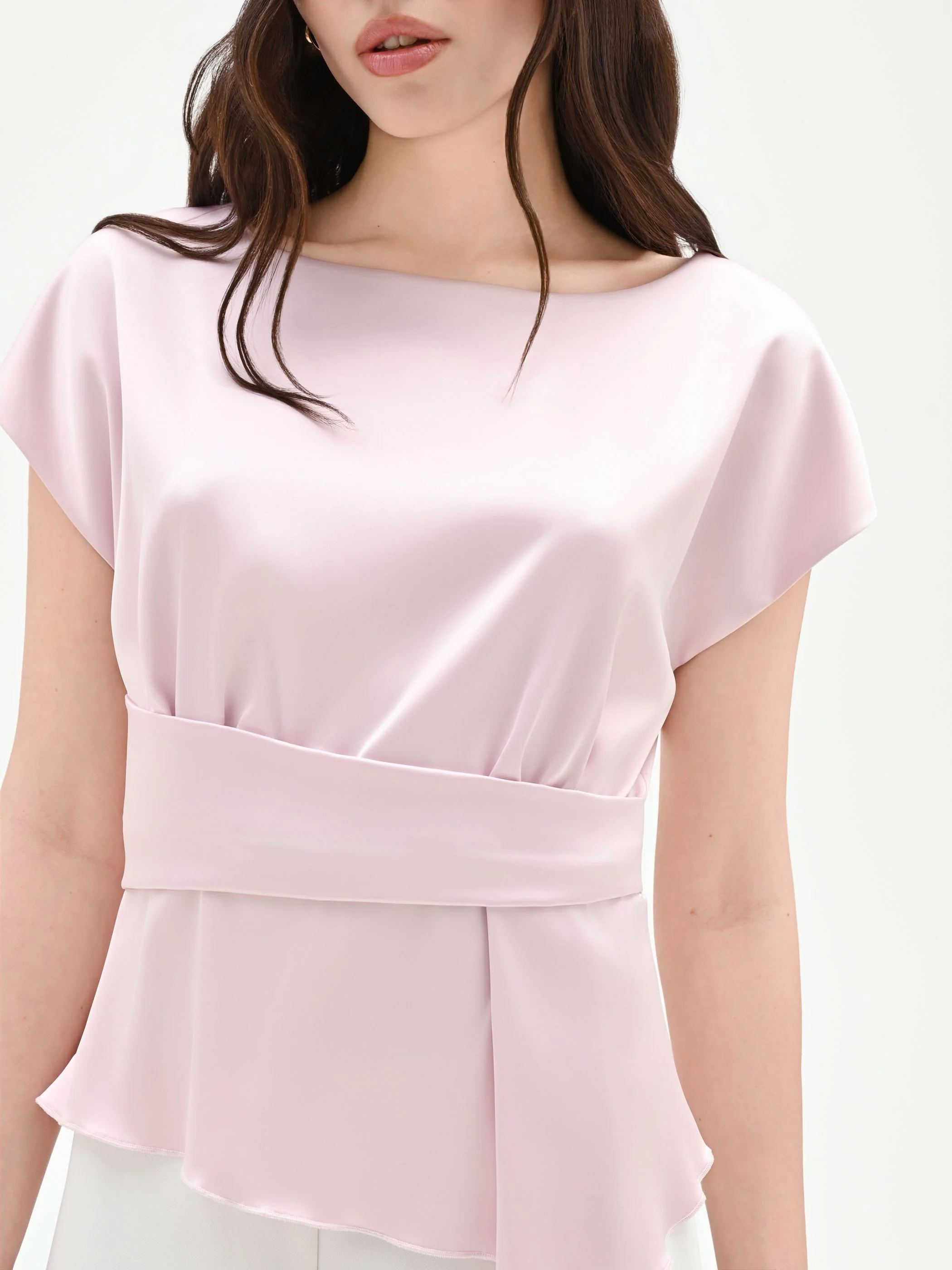 Blusa rosa pastello in raso con dettaglio asimmetrico - Image 4