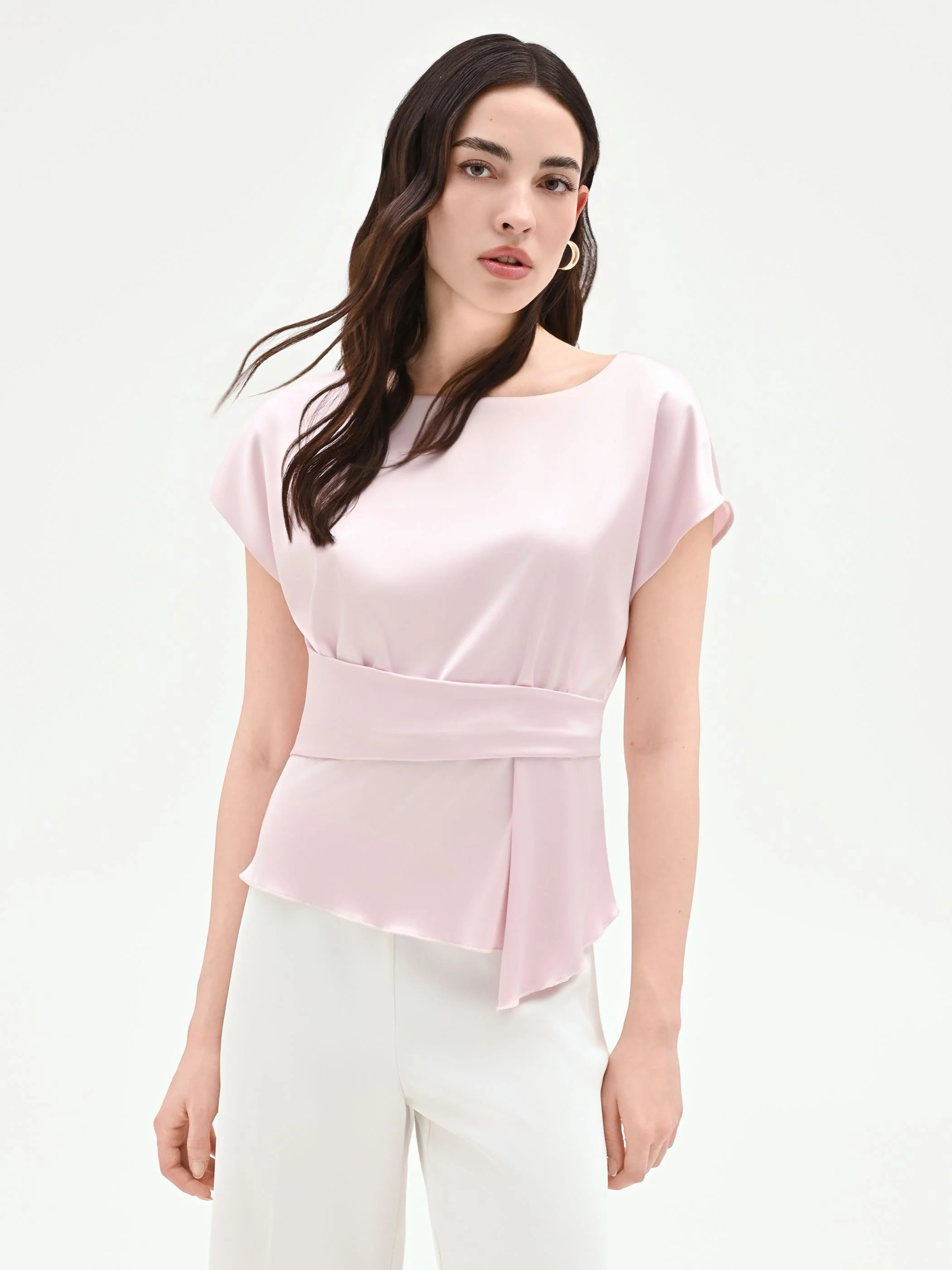 Blusa rosa pastello in raso con dettaglio asimmetrico - Image 5