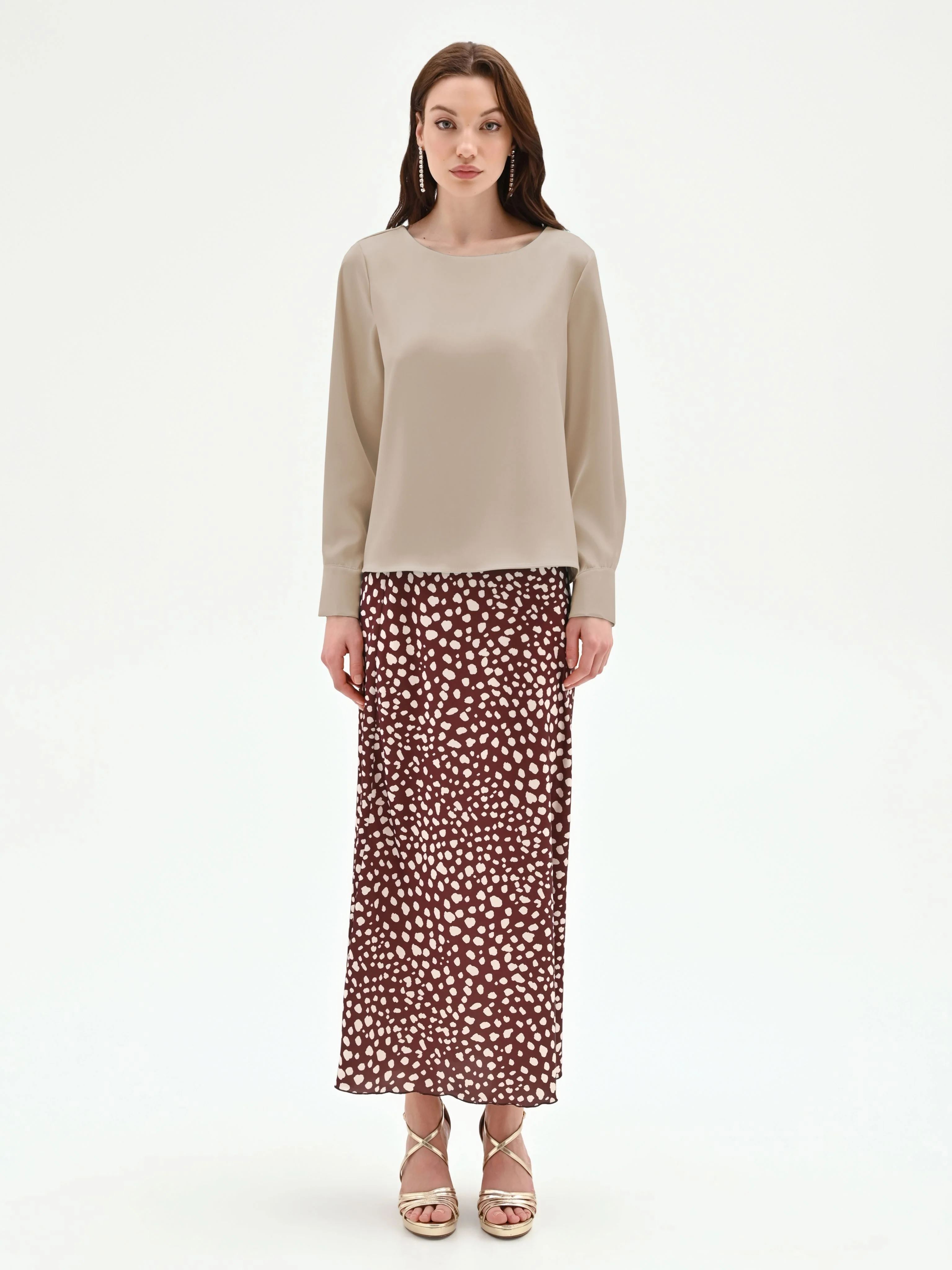 Blusa tortora beige con scollo a barchetta - Image 3