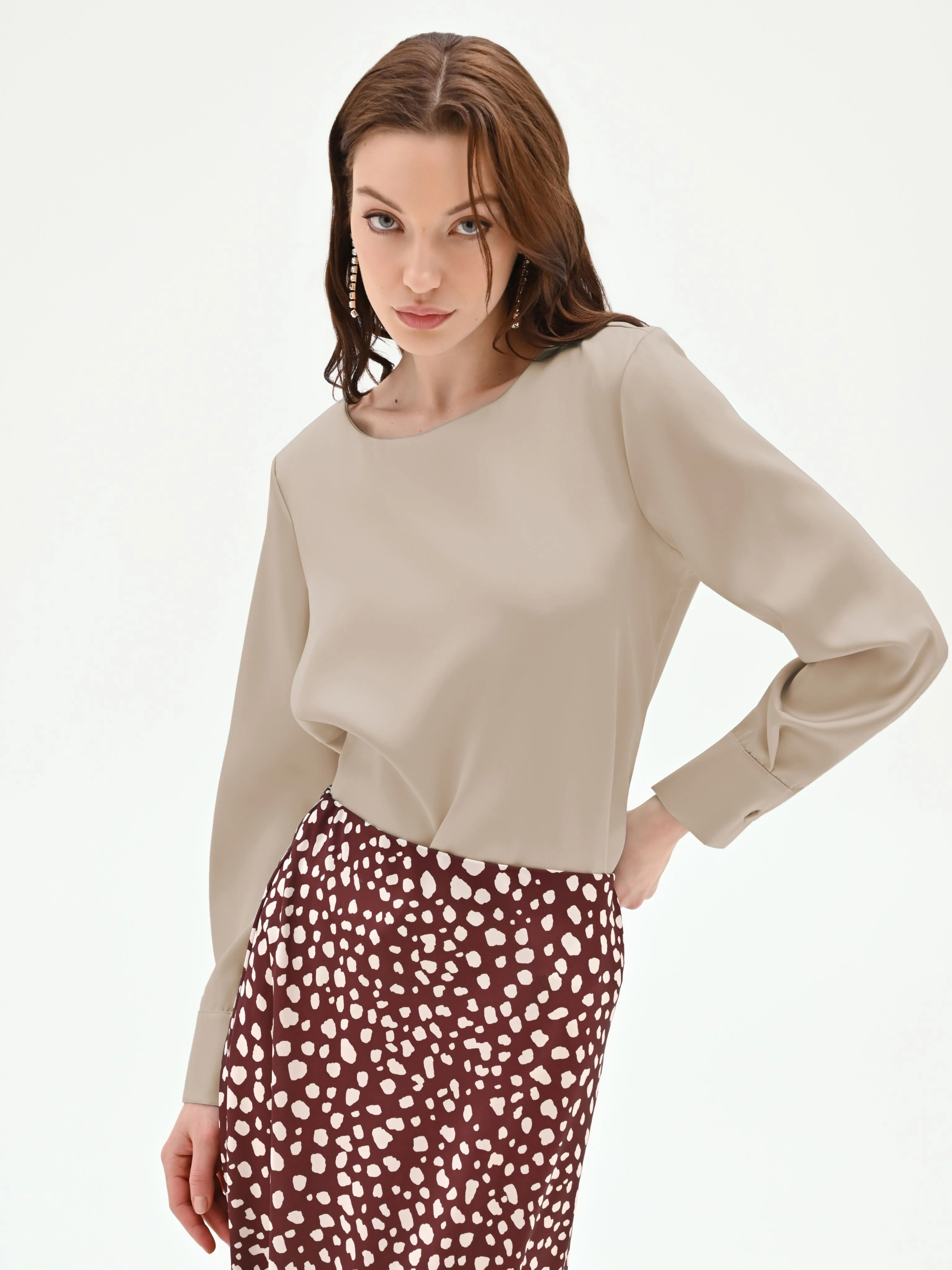 Blusa tortora beige con scollo a barchetta - Image 4